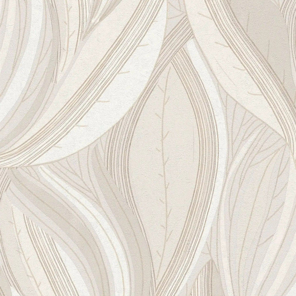 Elegantas tapetes ar izliektu lapu ornamentu krēmkrāsas toņos - guļamistabas interjerā