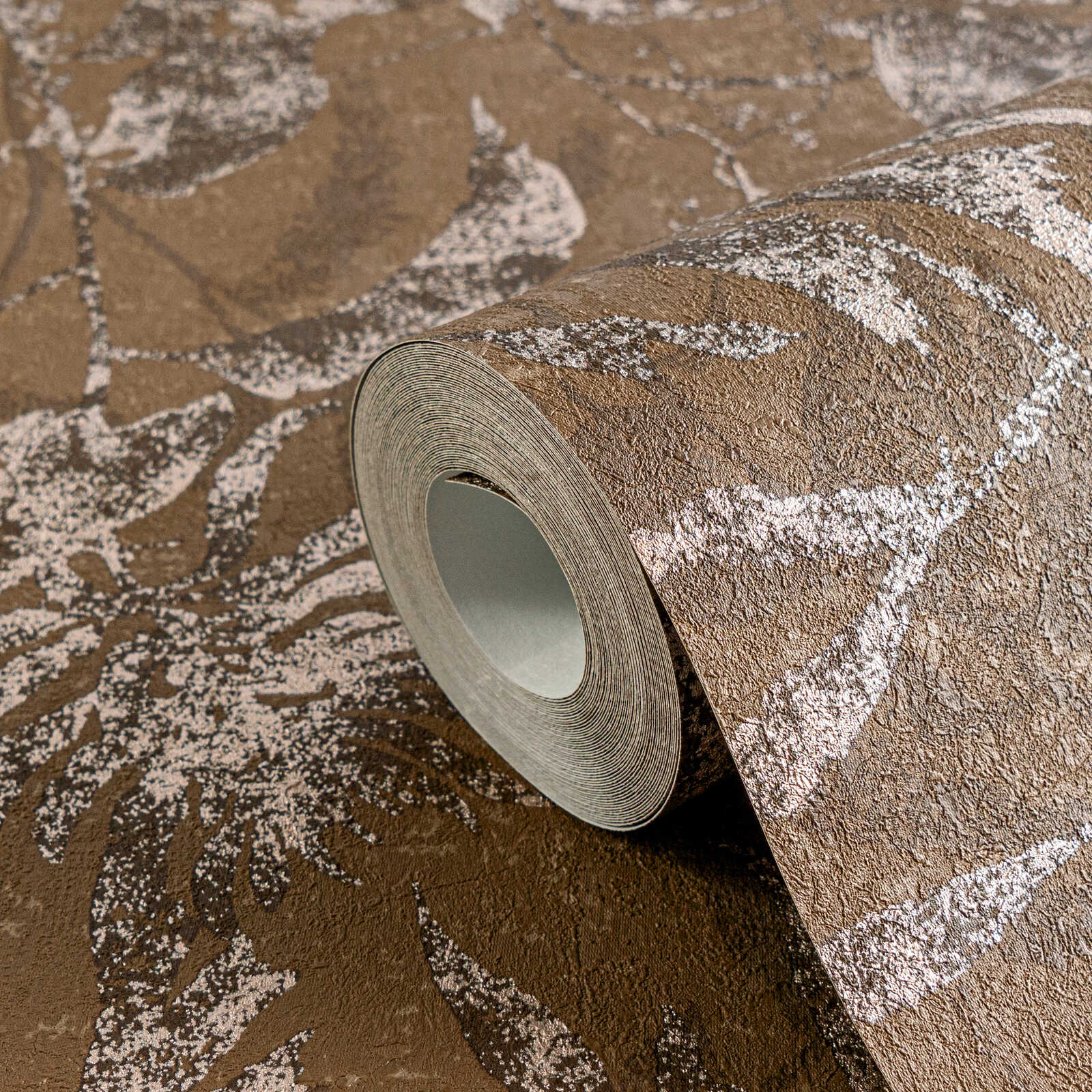 Vintage stila tapetes ar lapu rakstu un brūnu toņu gammu - istabas interjerā