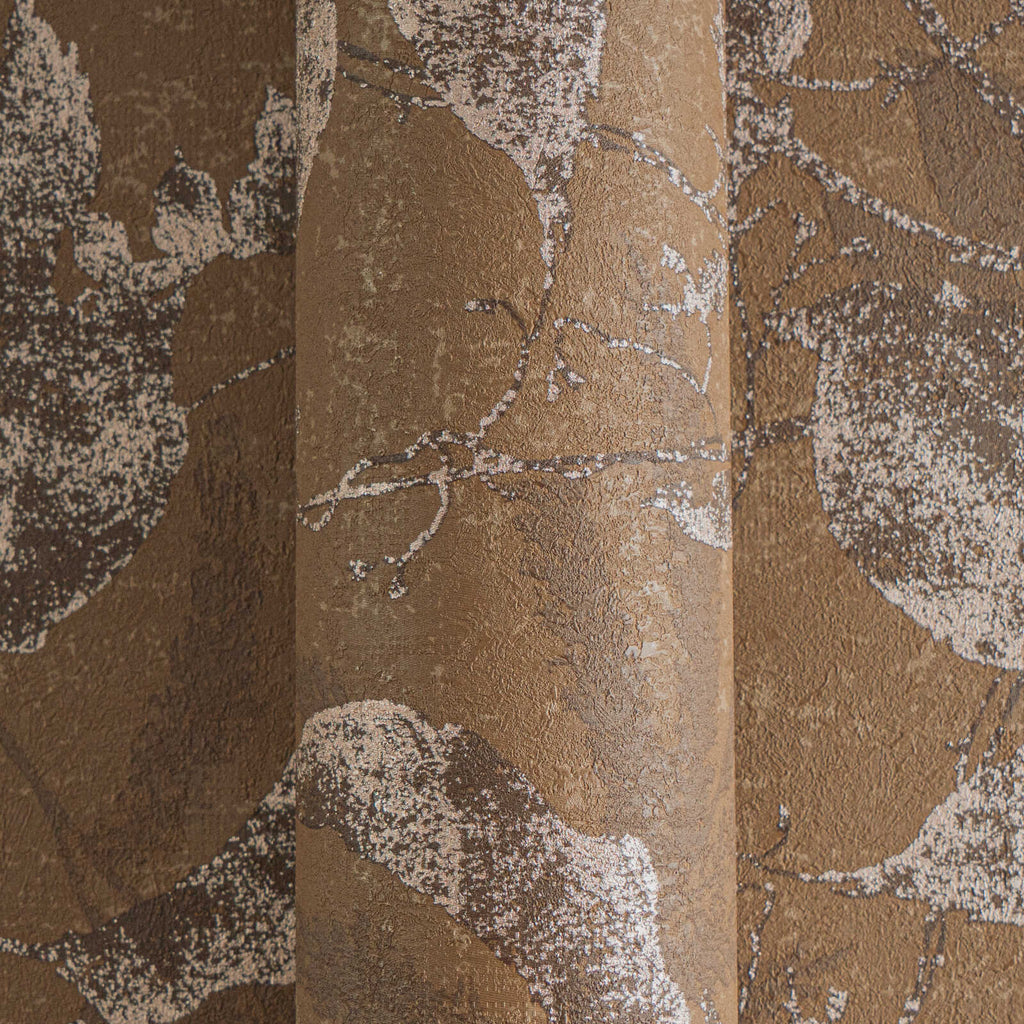 Vintage stila tapetes ar lapu rakstu un brūnu toņu gammu - viesistabas interjerā