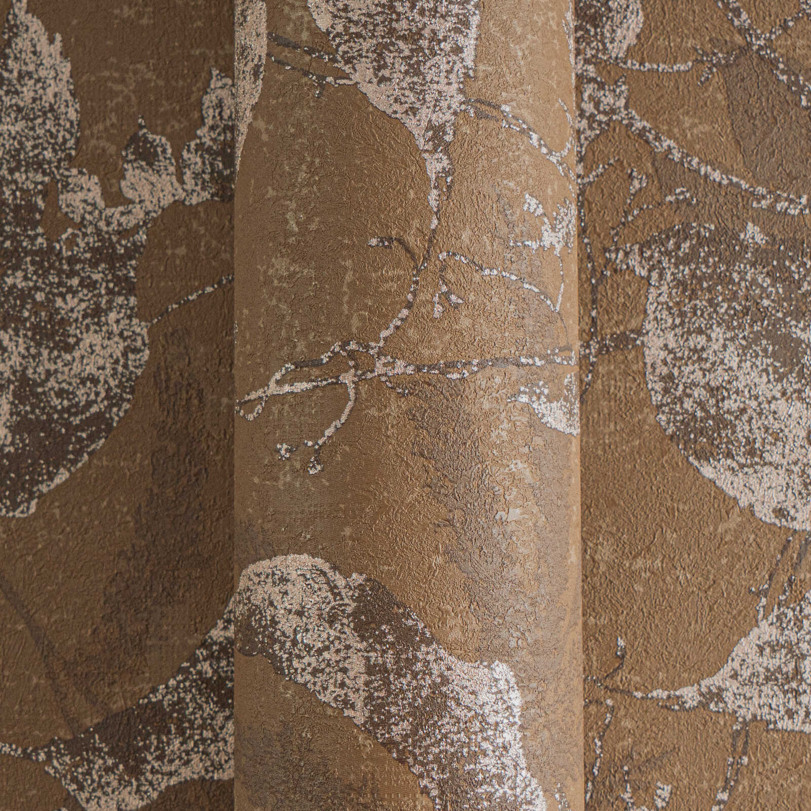 Vintage stila tapetes ar lapu rakstu un brūnu toņu gammu - viesistabas interjerā