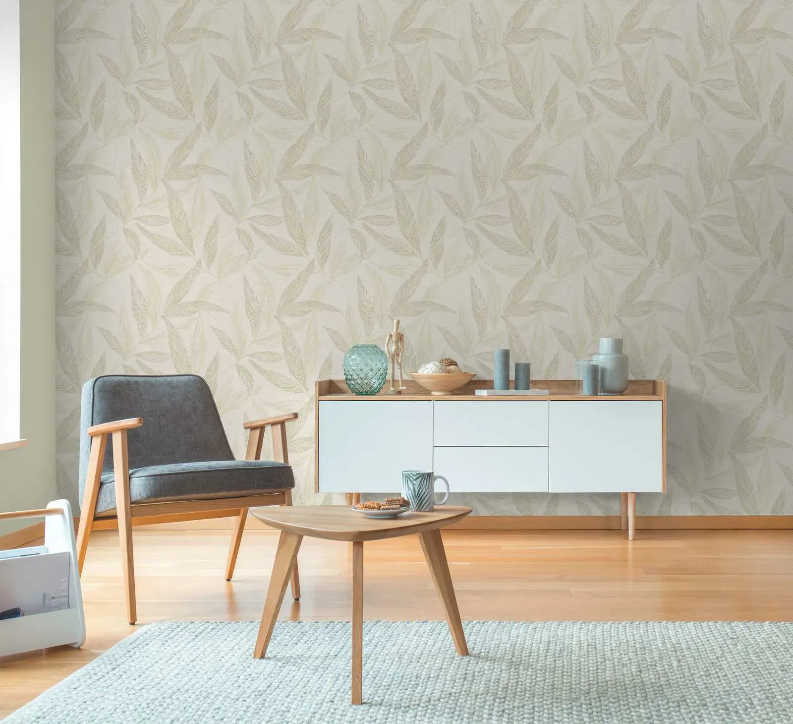 Krēmkrāsas un zaļas tapetes ar spalvu rakstu un sudrabu elegantā viesistabas interjerā. SKU: 3010661, AS Creation.