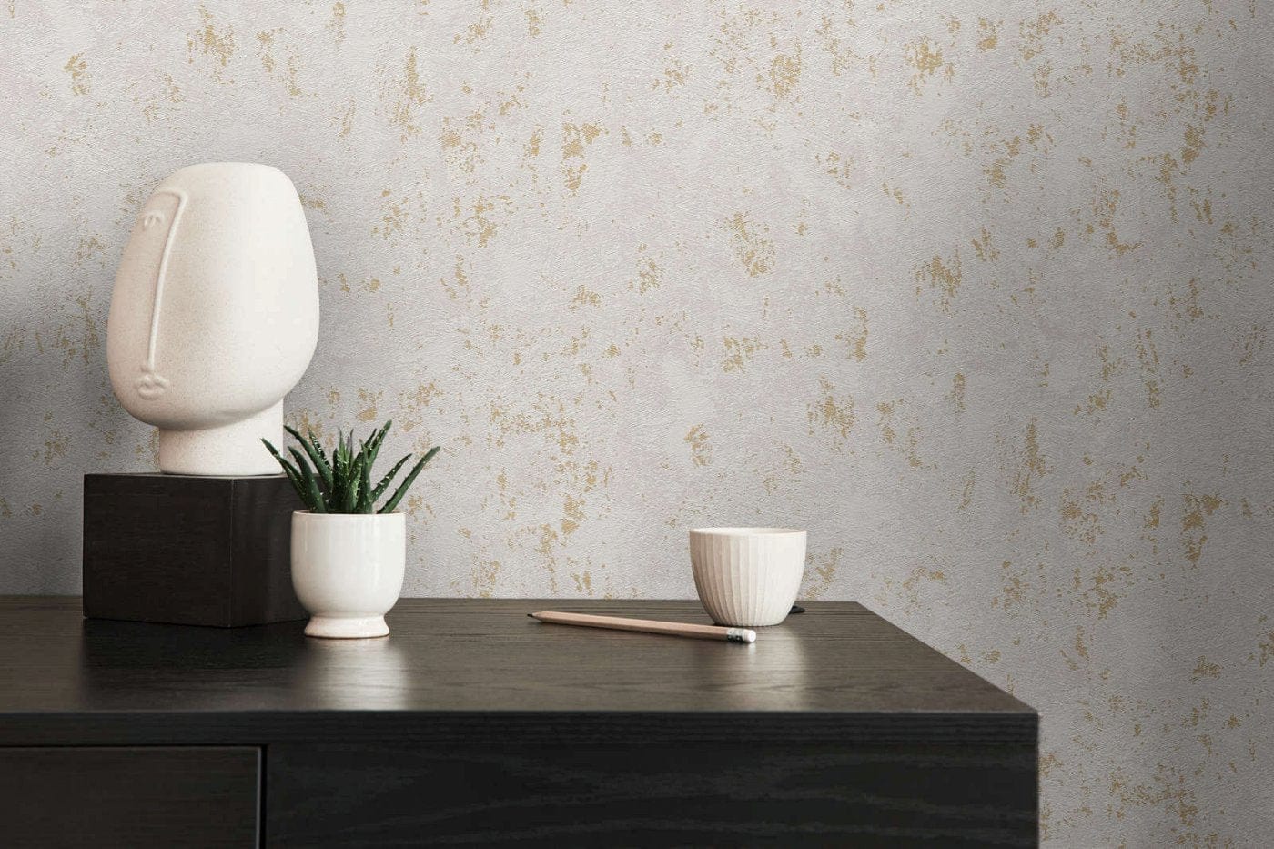 Pelēkas tapetes ar zelta spīdumu luksusa noskaņai un elegances akcentam