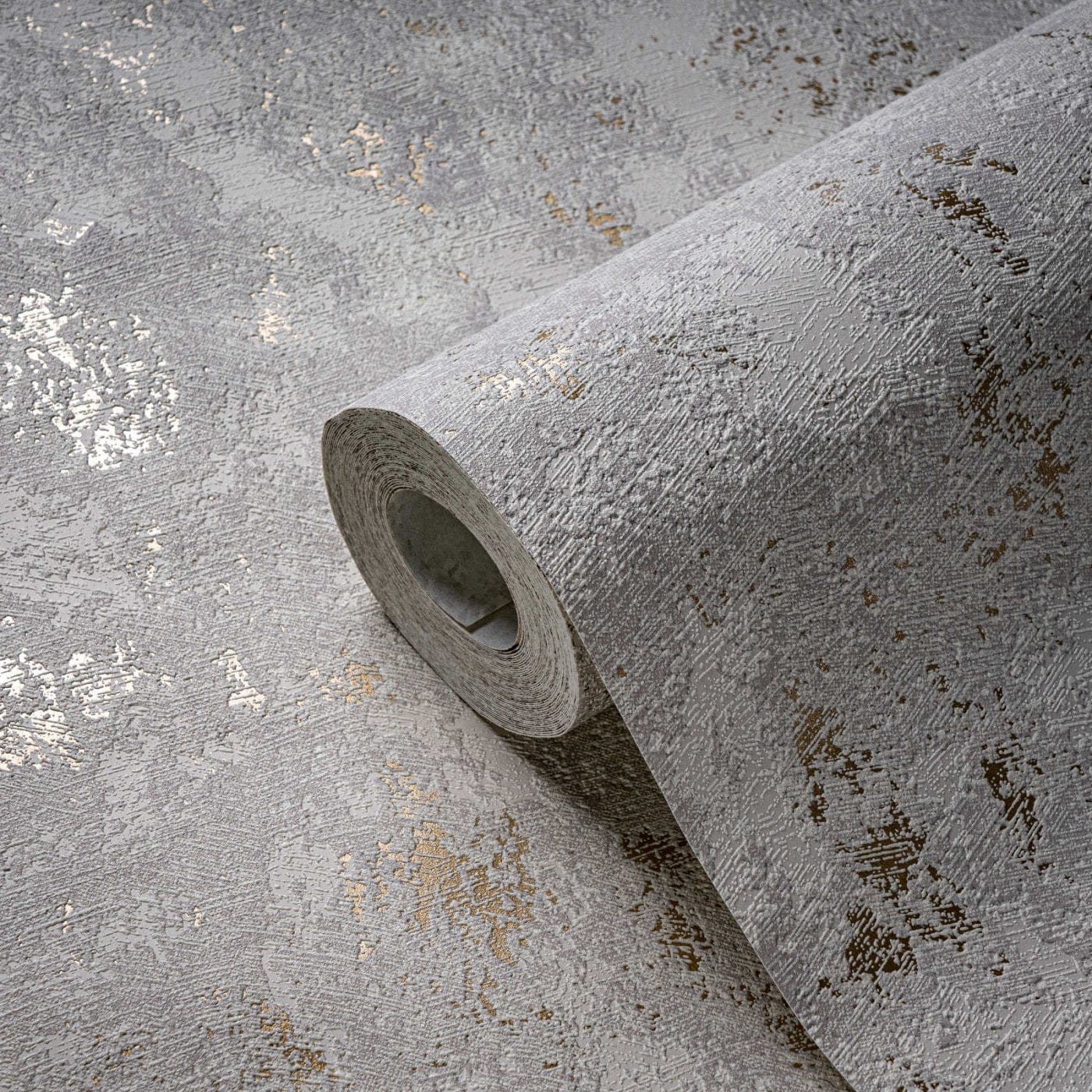 Pelēkas tapetes ar zelta spīdumu luksusa noskaņai un elegances akcentam