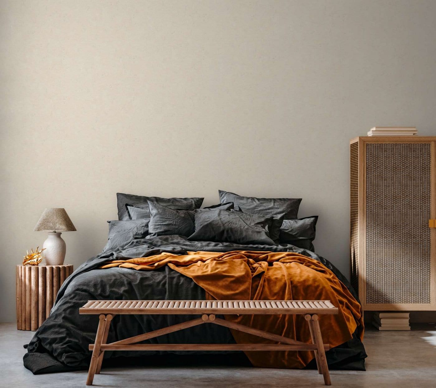 Bēšas tapetes ar apmetuma rakstu dabiskai sienas faktūrai interjerā