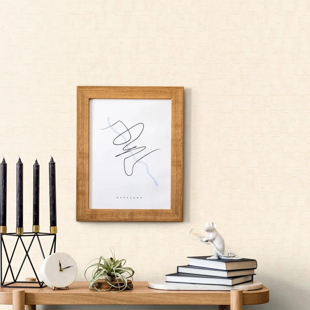 Baltas flizelīna tapetes ar abstraktu faktūru – moderna minimālisma ideja  