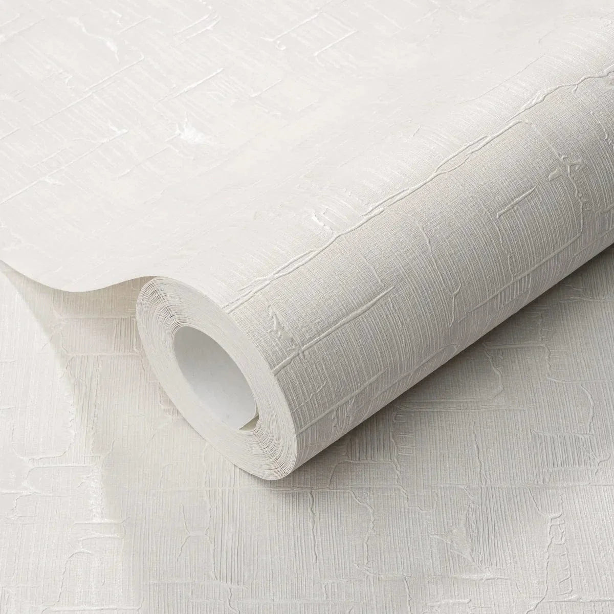 Baltas flizelīna tapetes ar abstraktu faktūru – moderna minimālisma ideja  