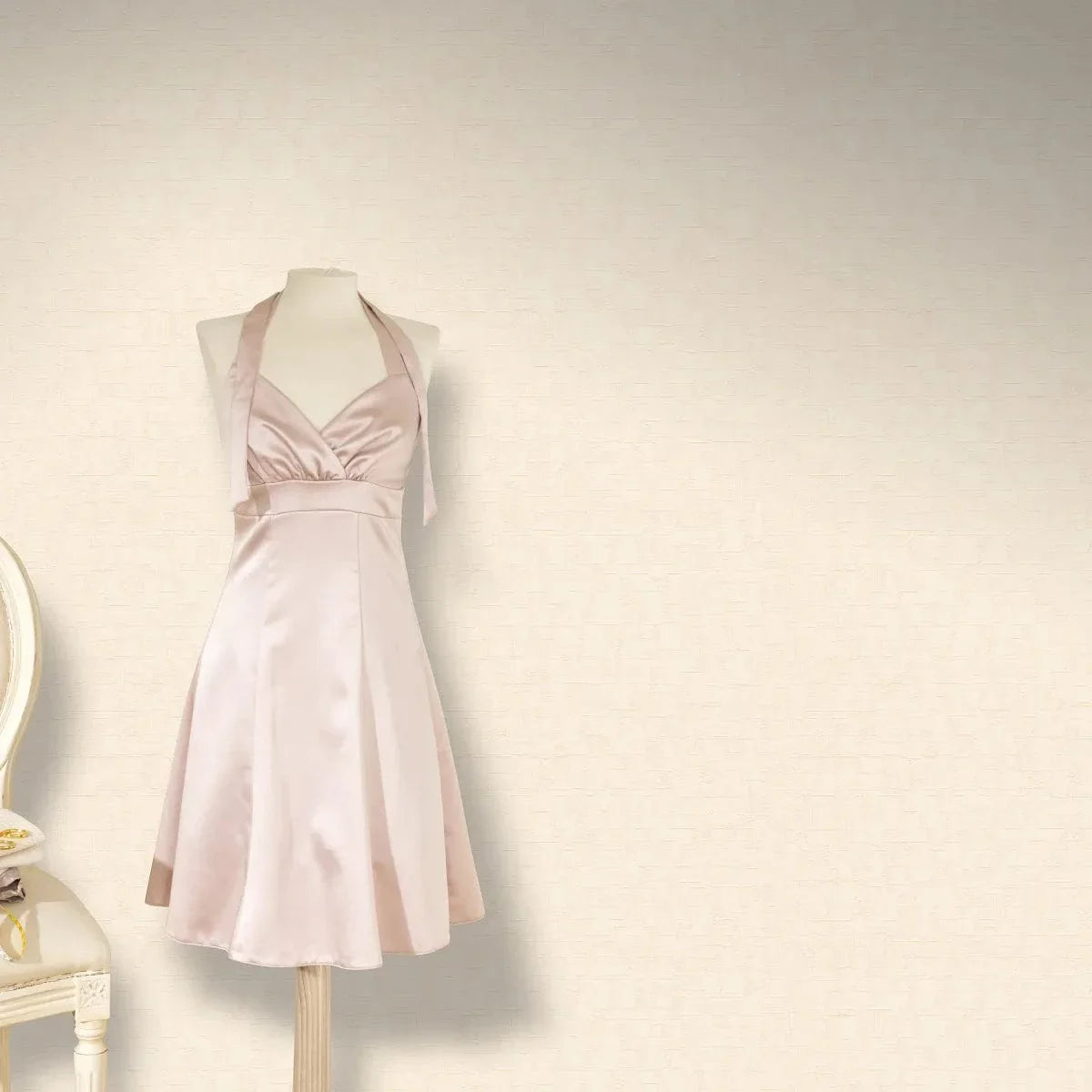 Baltas flizelīna tapetes ar abstraktu faktūru – moderna minimālisma ideja  