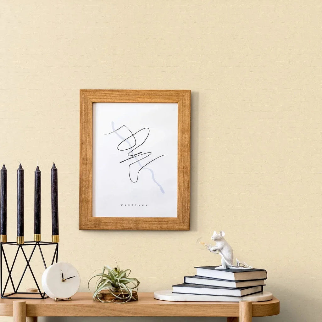 Bēšas flizelīna tapetes ar abstraktu tekstūru – silta telpa ar stilu  