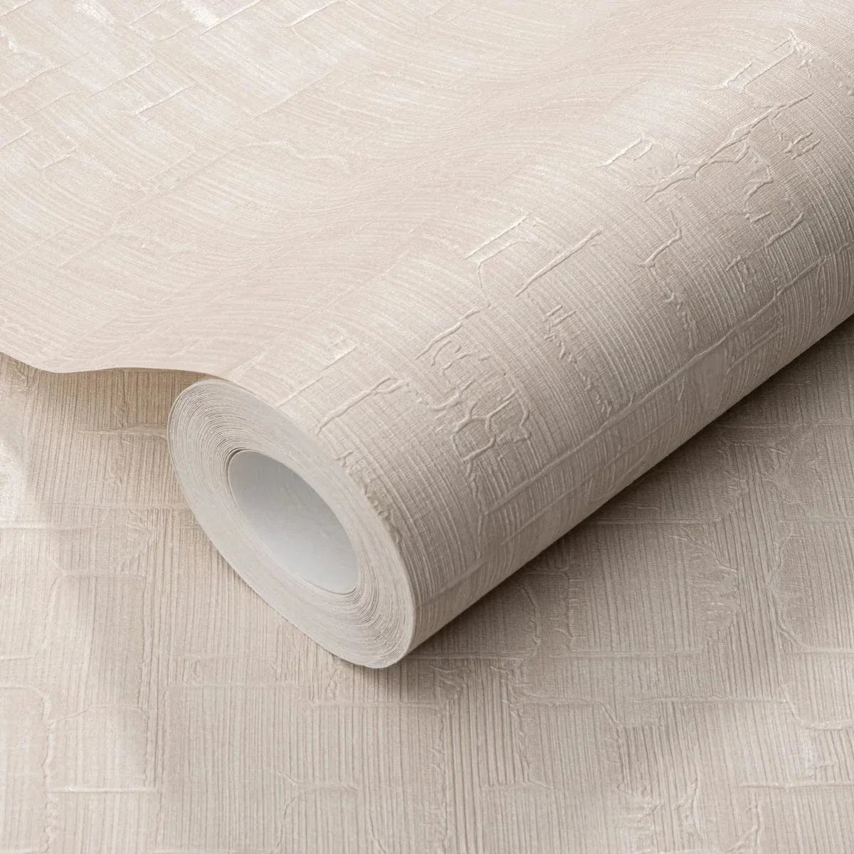 Bēšas flizelīna tapetes ar abstraktu tekstūru – silta telpa ar stilu  