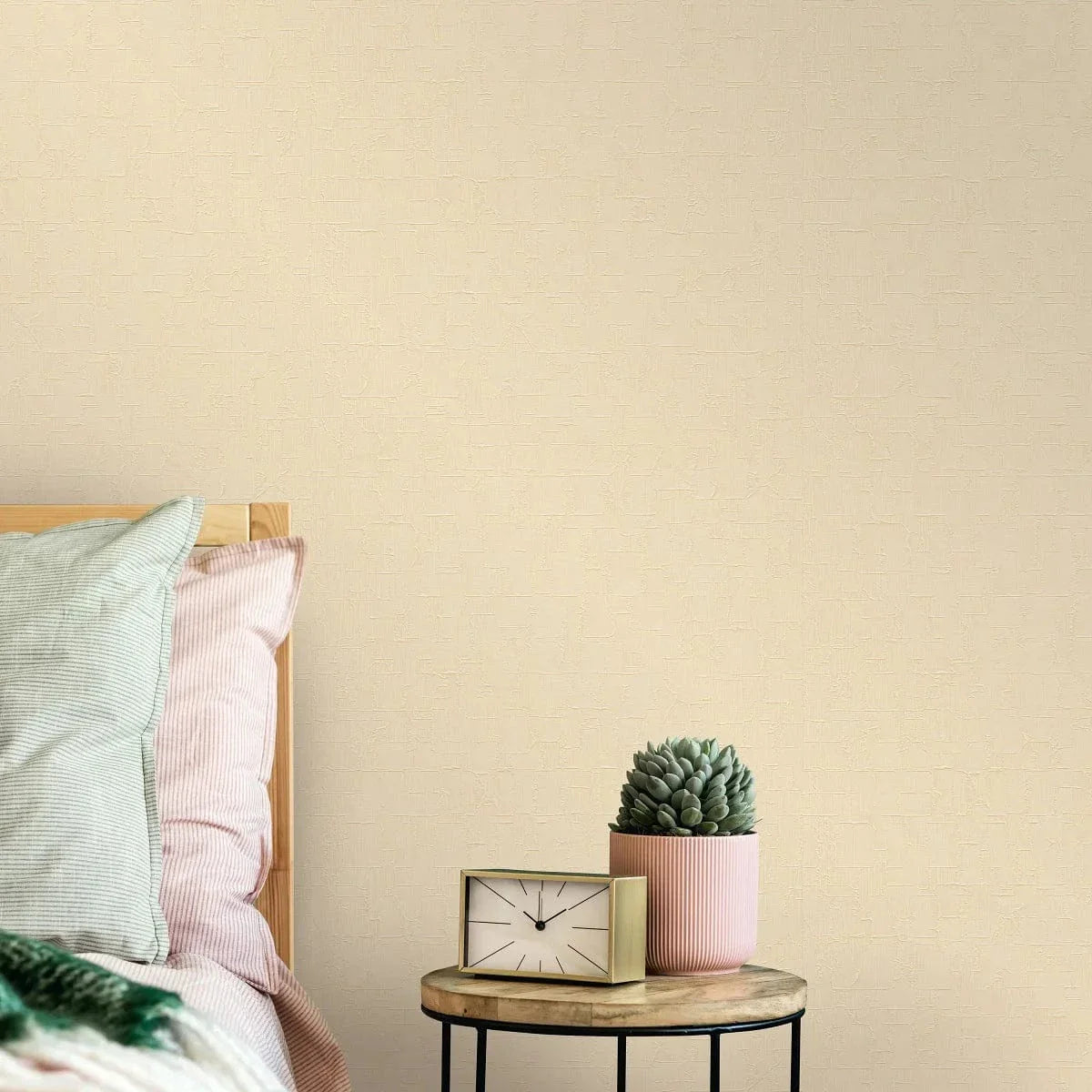 Bēšas flizelīna tapetes ar abstraktu tekstūru – silta telpa ar stilu  