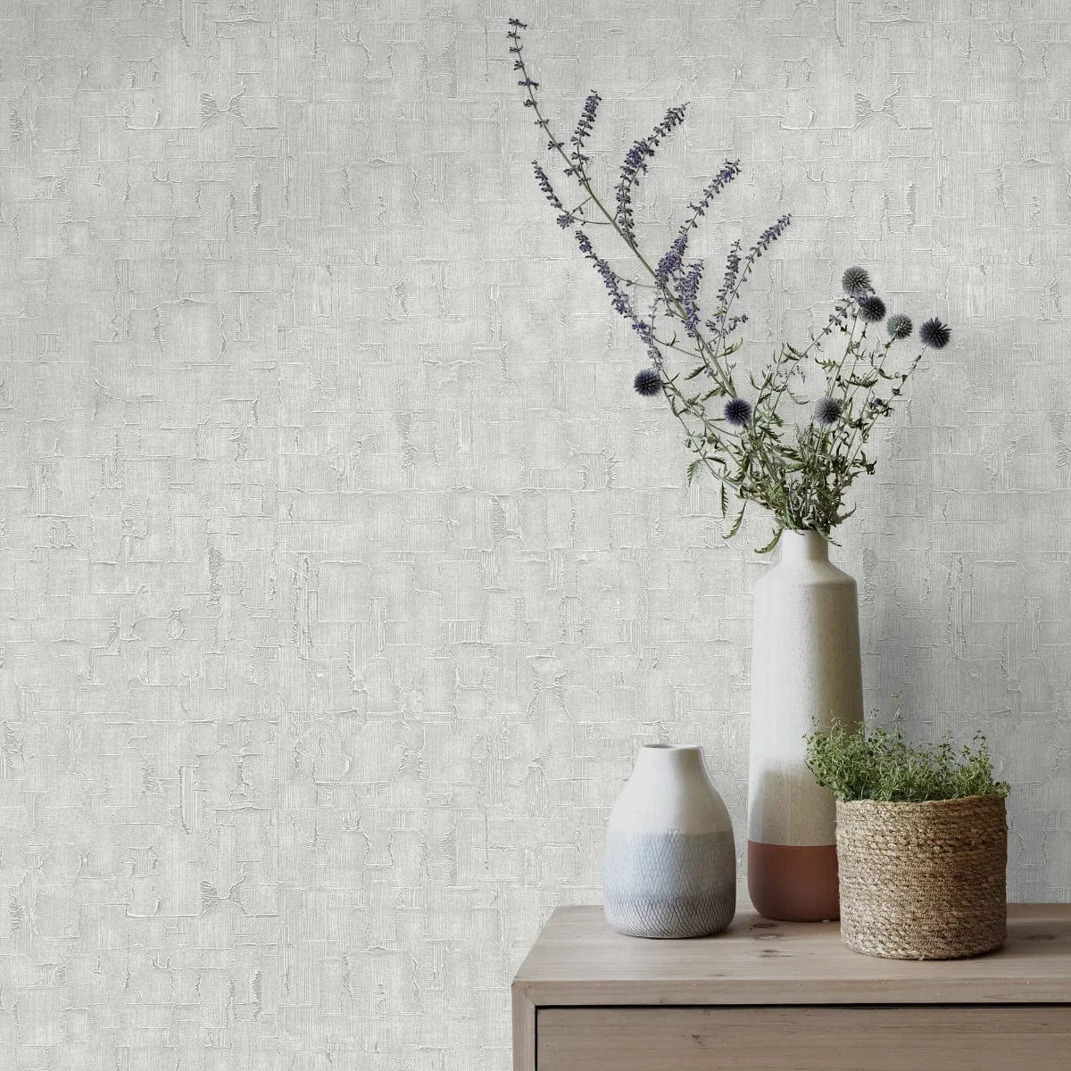 Pelēkas flizelīna tapetes ar abstraktu rakstu – stilīgs sienu dizains mūsdienīgām telpām  