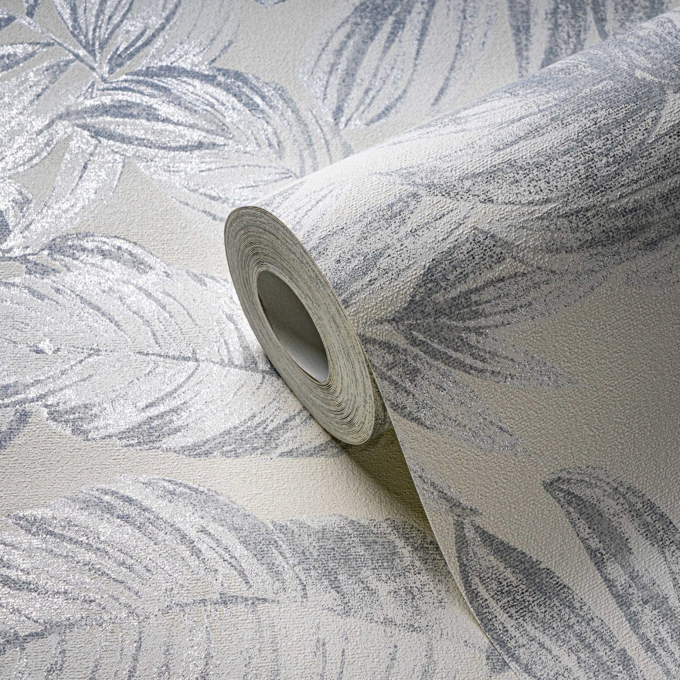 Baltas tapetes ar sudraba lapu dizainu gaišam un mirdzošam interjeram