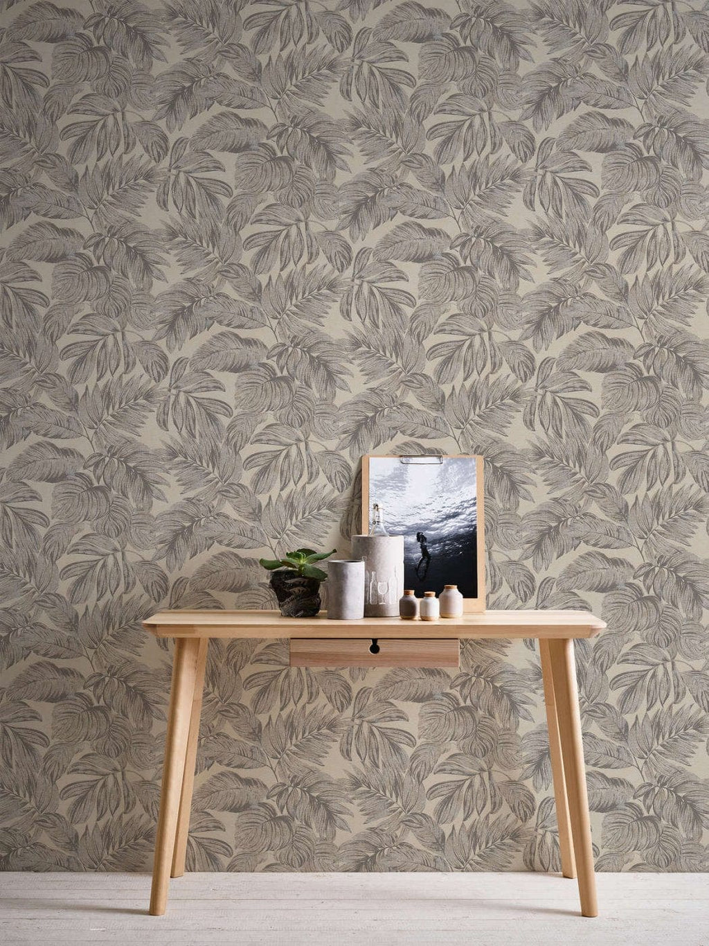 Taupe toņa tapetes ar lapu rakstu un stilīgu vizuālo faktūru sienām