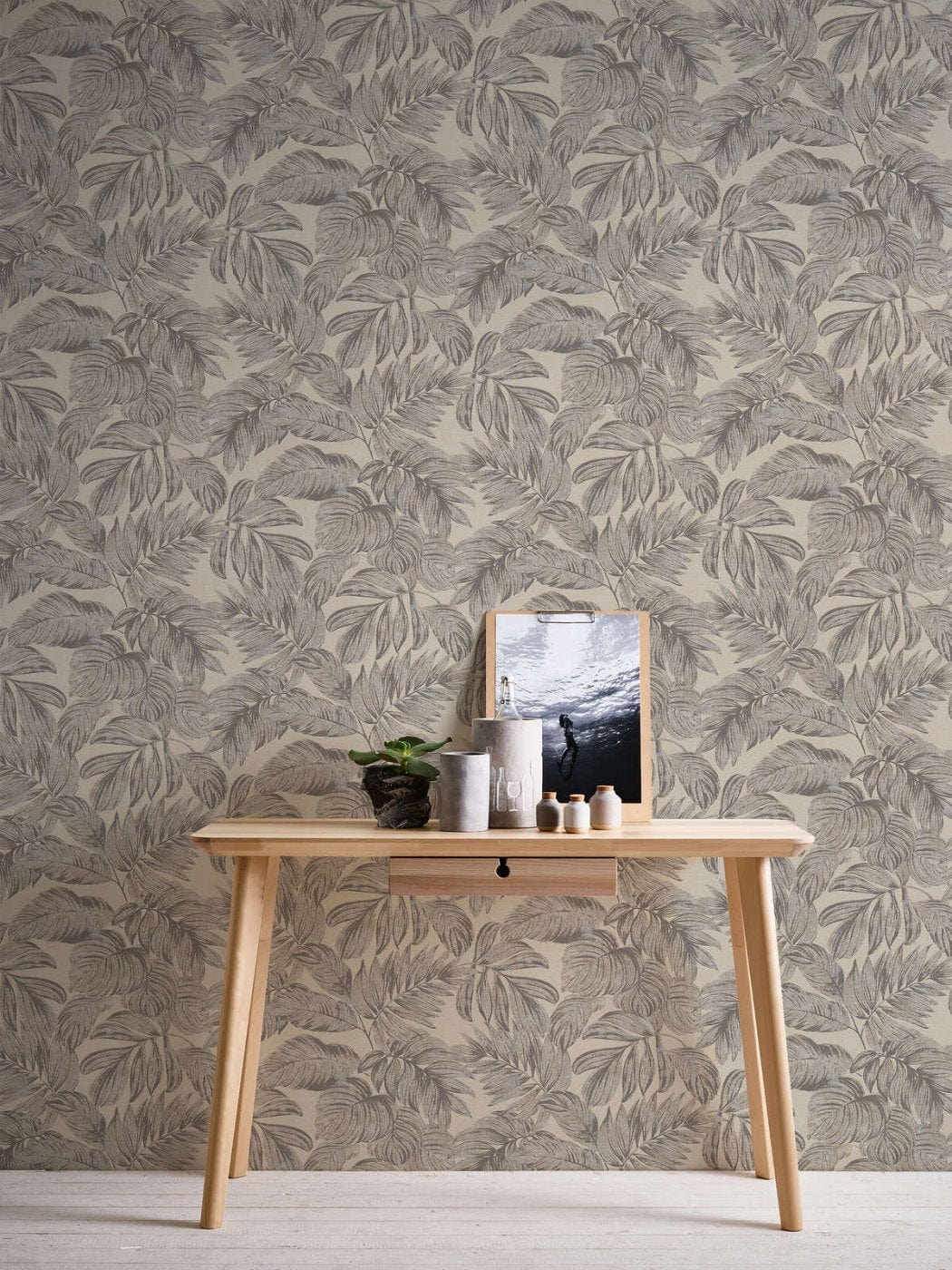 Taupe toņa tapetes ar lapu rakstu un stilīgu vizuālo faktūru sienām