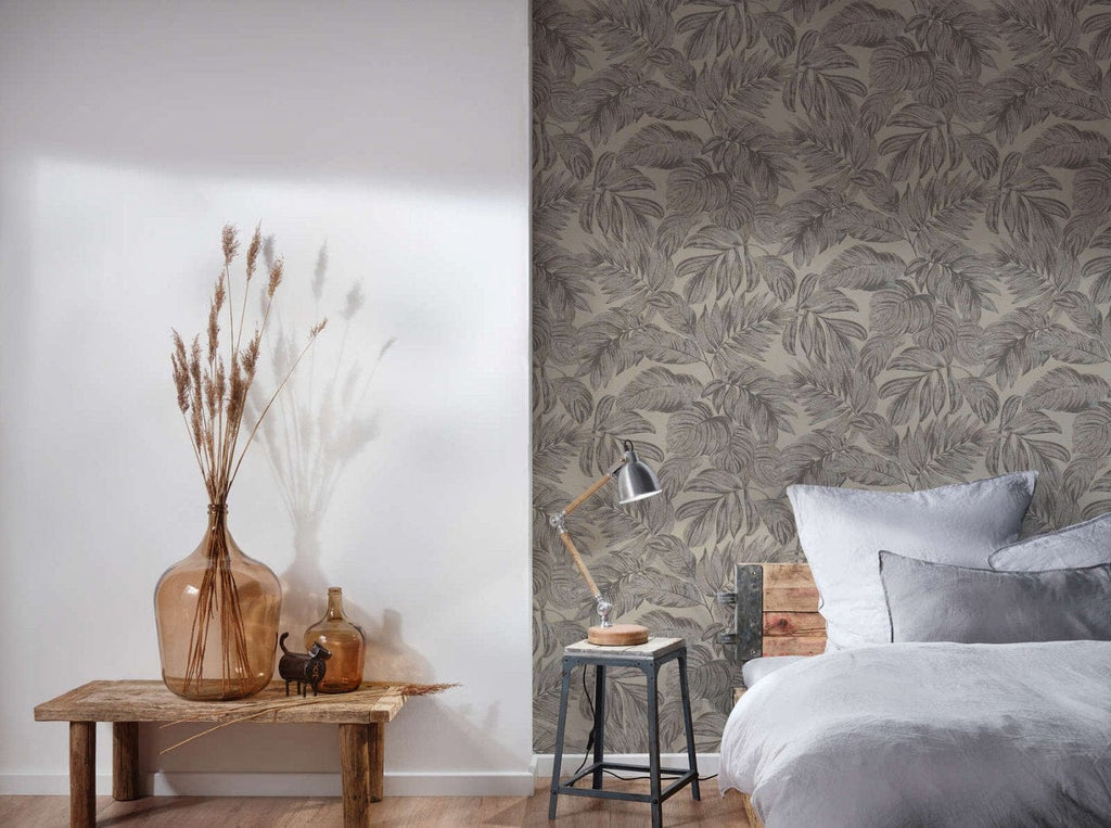 Taupe toņa tapetes ar lapu rakstu un stilīgu vizuālo faktūru sienām