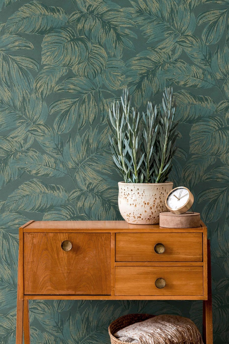 Tapetes ar lapu motīvu un zelta akcentiem dabīgi elegantai sienu apdarei