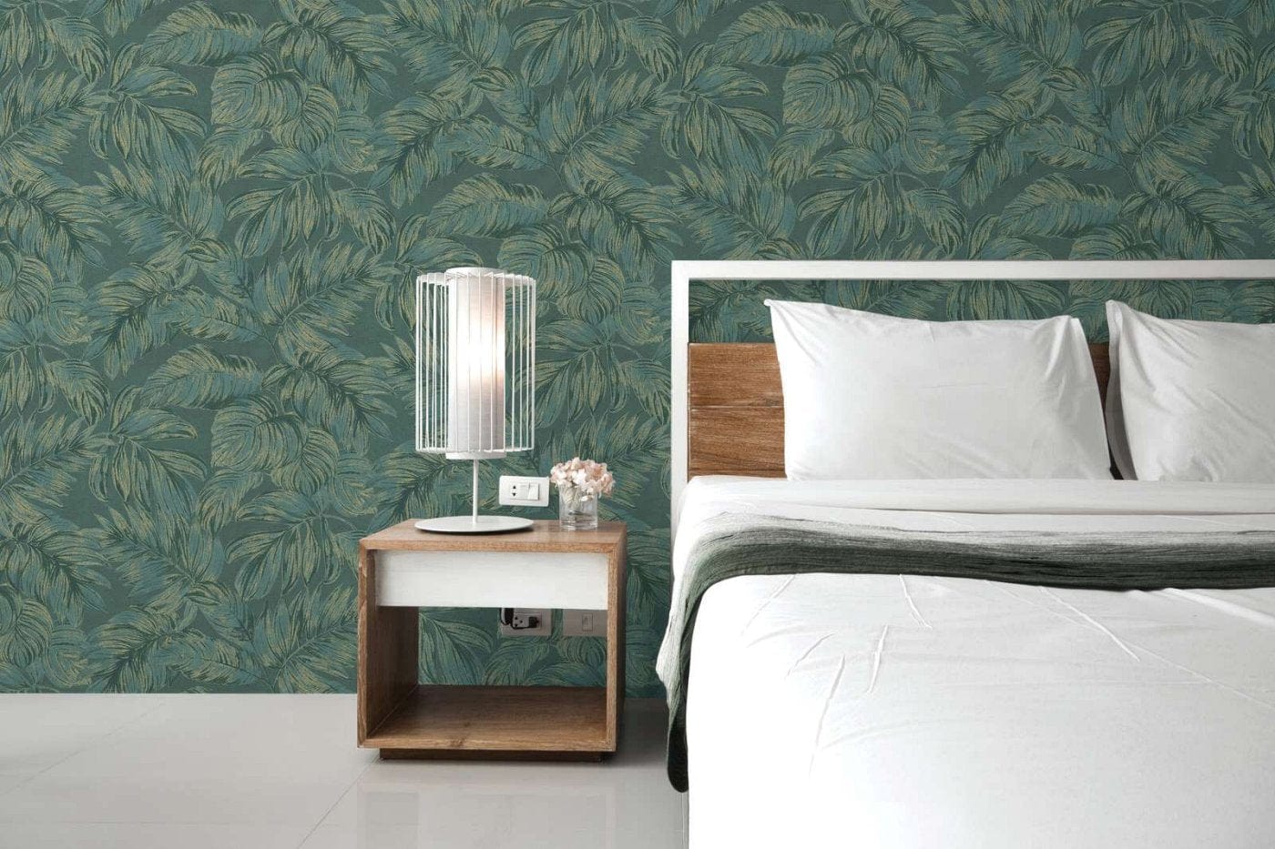 Tapetes ar lapu motīvu un zelta akcentiem dabīgi elegantai sienu apdarei