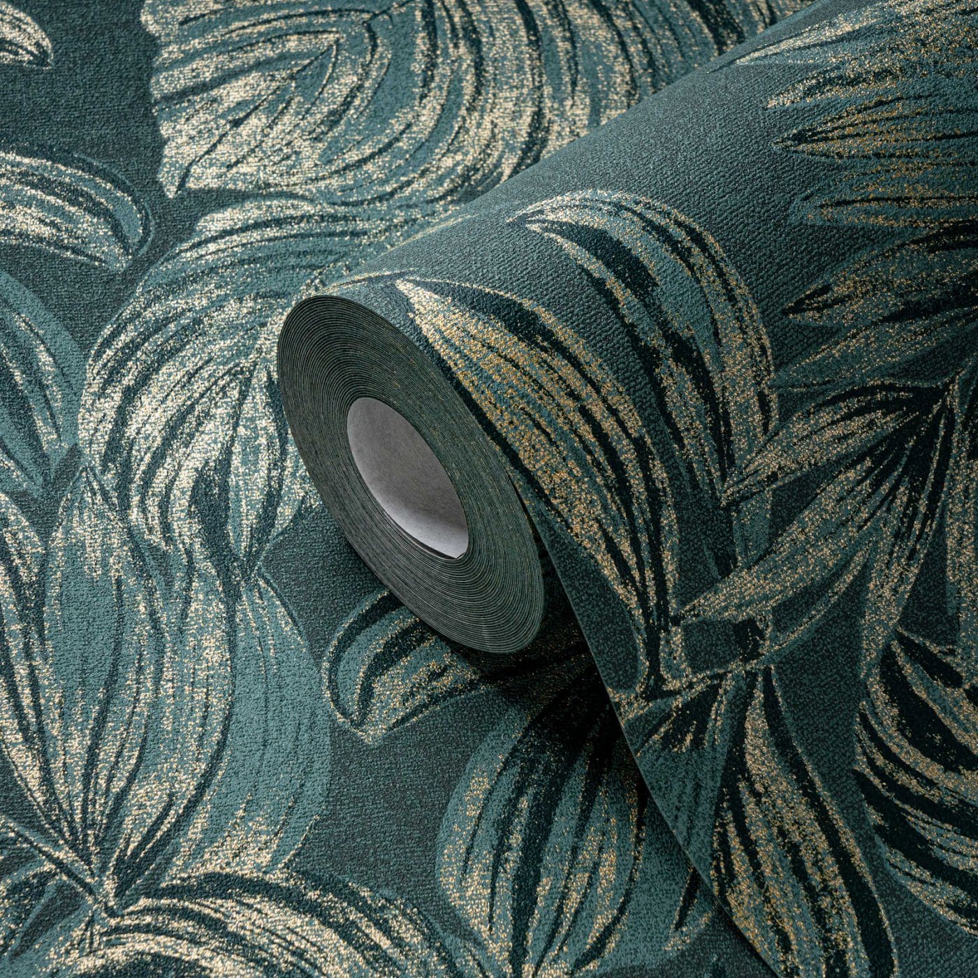 Tapetes ar lapu motīvu un zelta akcentiem dabīgi elegantai sienu apdarei