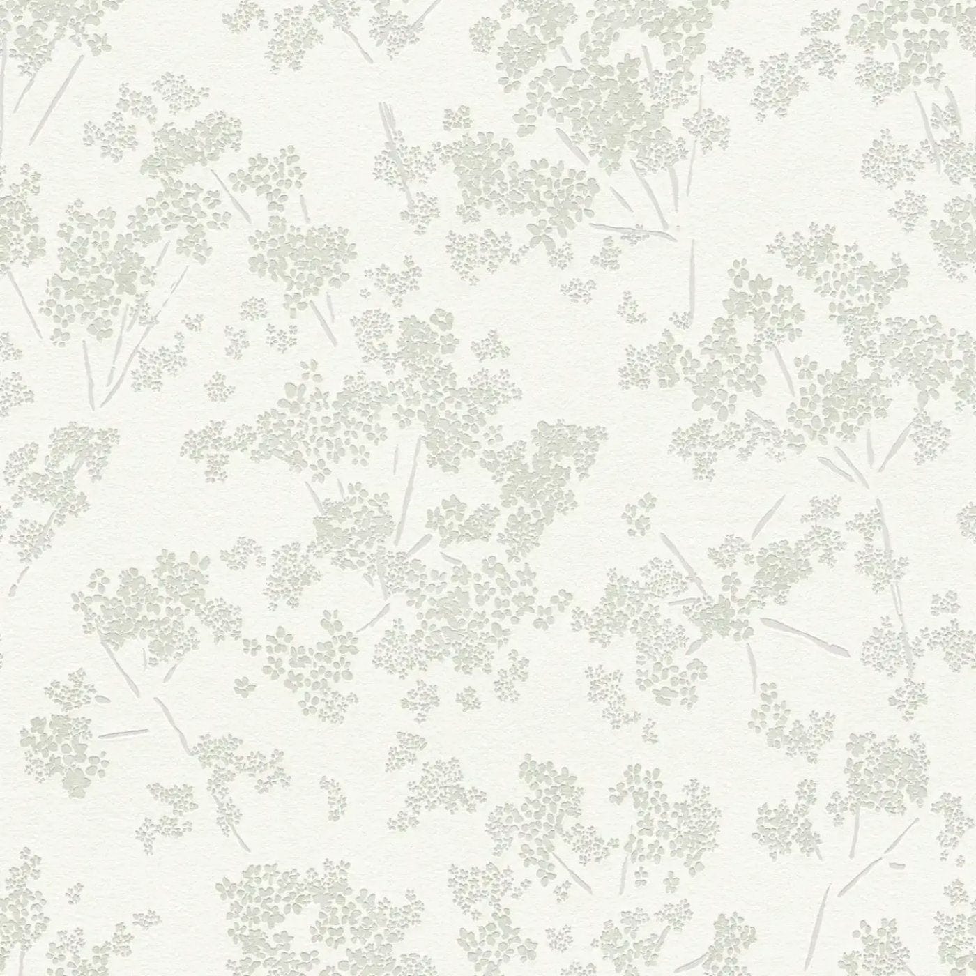 Ziedu tapetes baltā un zaļā tonī svaigam un dabīgam interjera efektam