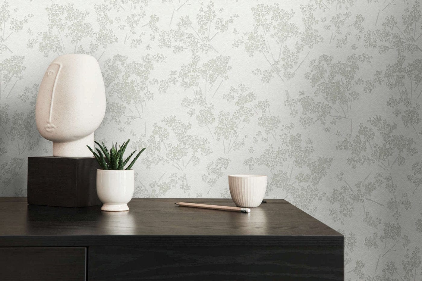 Ziedu tapetes baltā un zaļā tonī svaigam un dabīgam interjera efektam