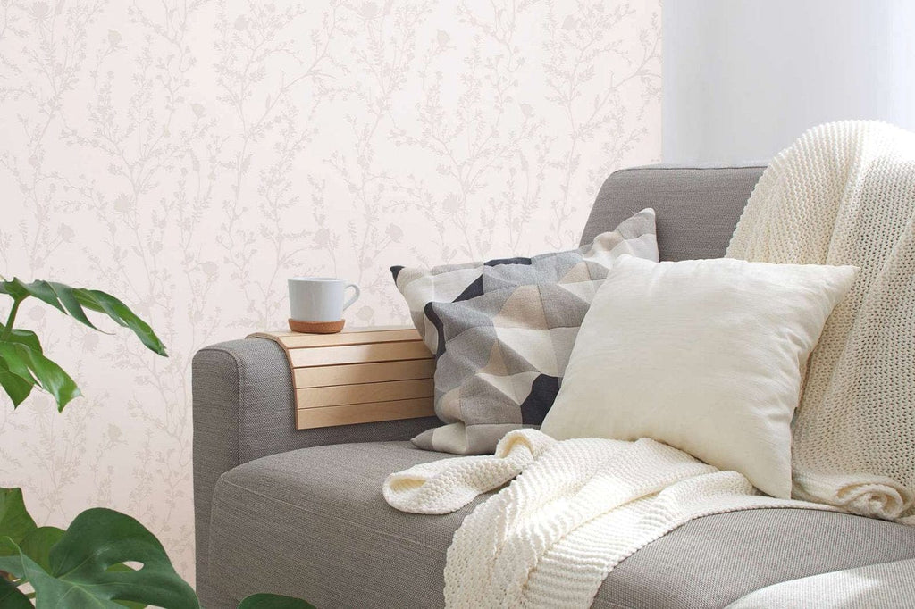 Gaiši rozā tapetes ar romantisku ziedu rakstu sievišķīgam telpas dizainam