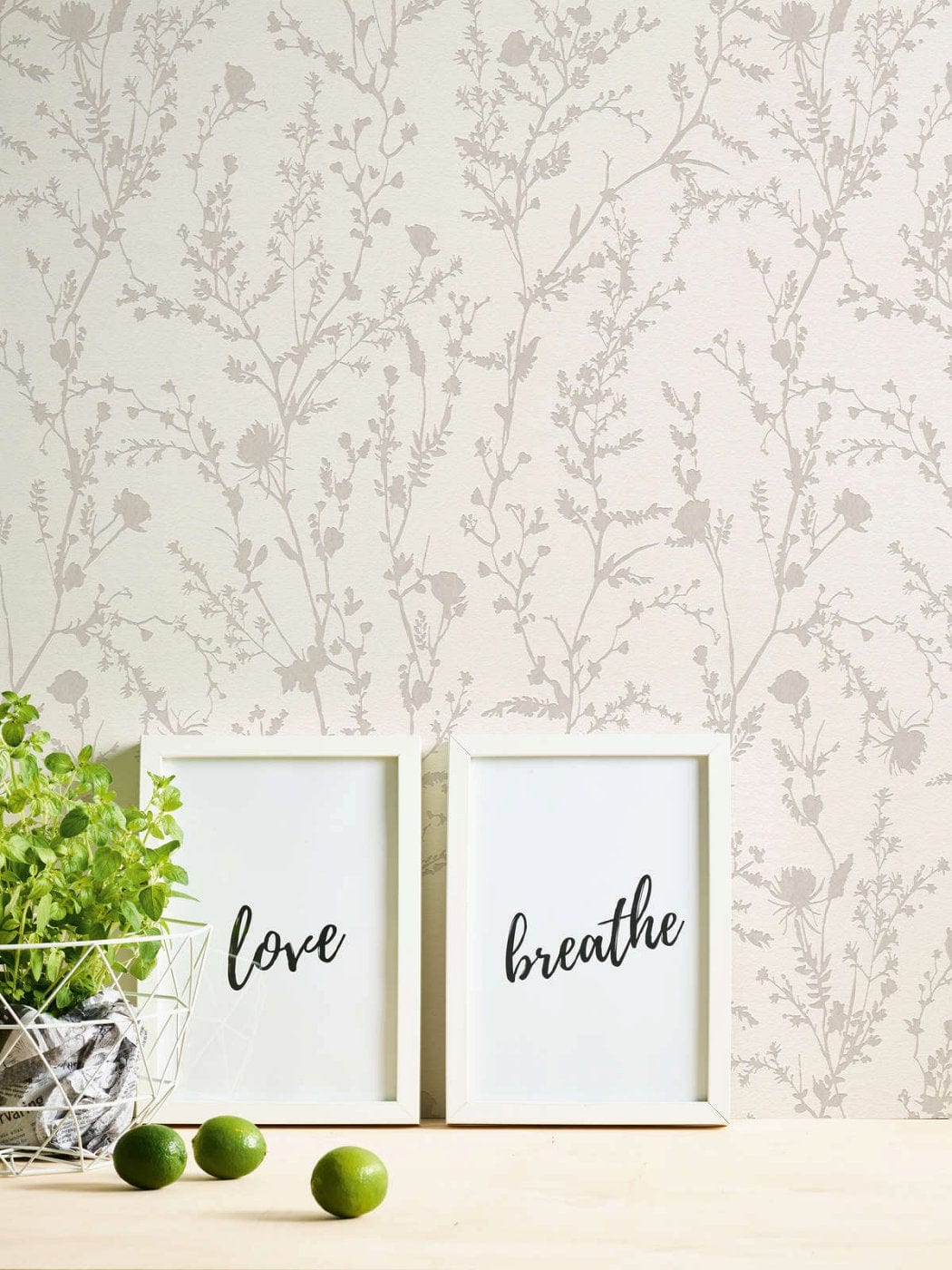 Krēmkrāsas tapetes ar dekoratīviem ziedu elementiem eleganti mājīgai sienai