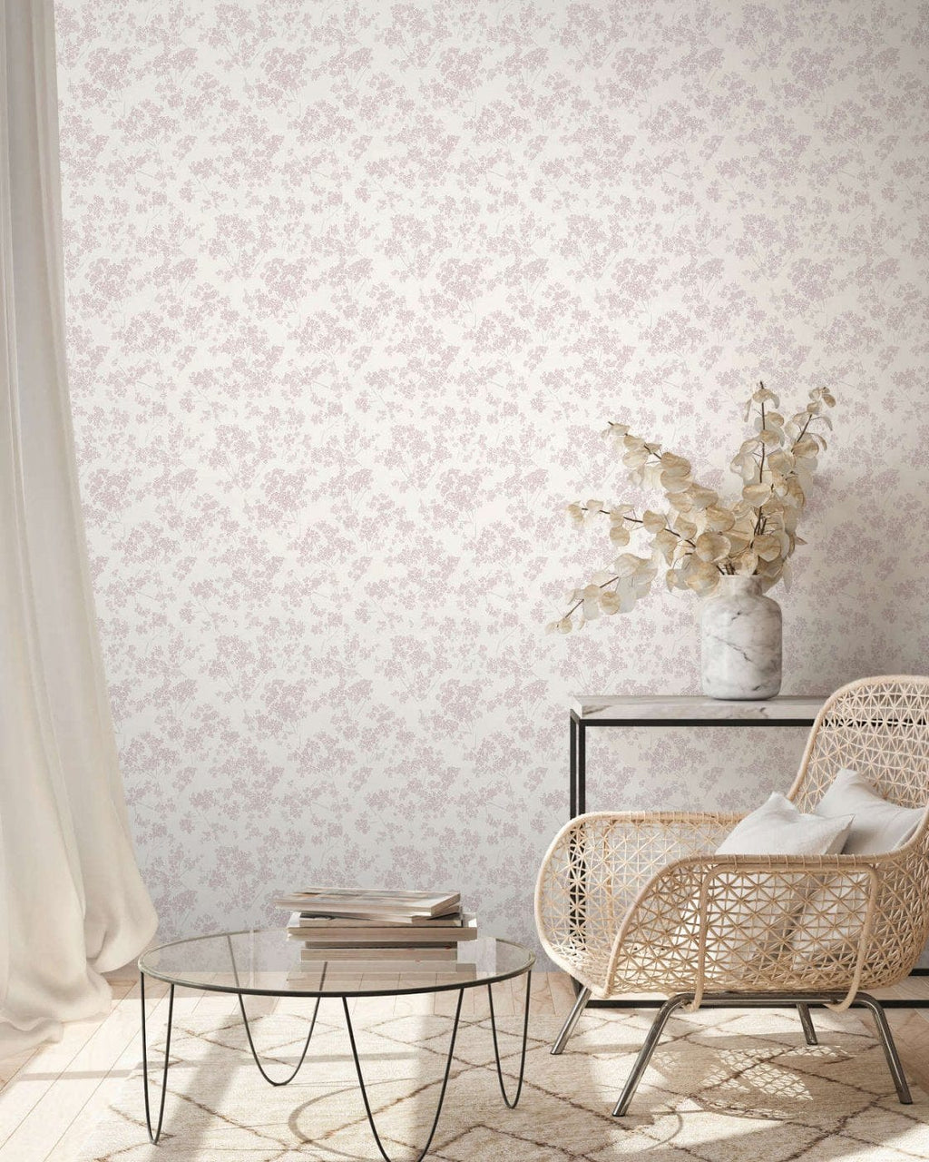 Rozā ziedu tapetes uz flizelīna pamata siltas un dzīvespriecīgas telpas radīšanai