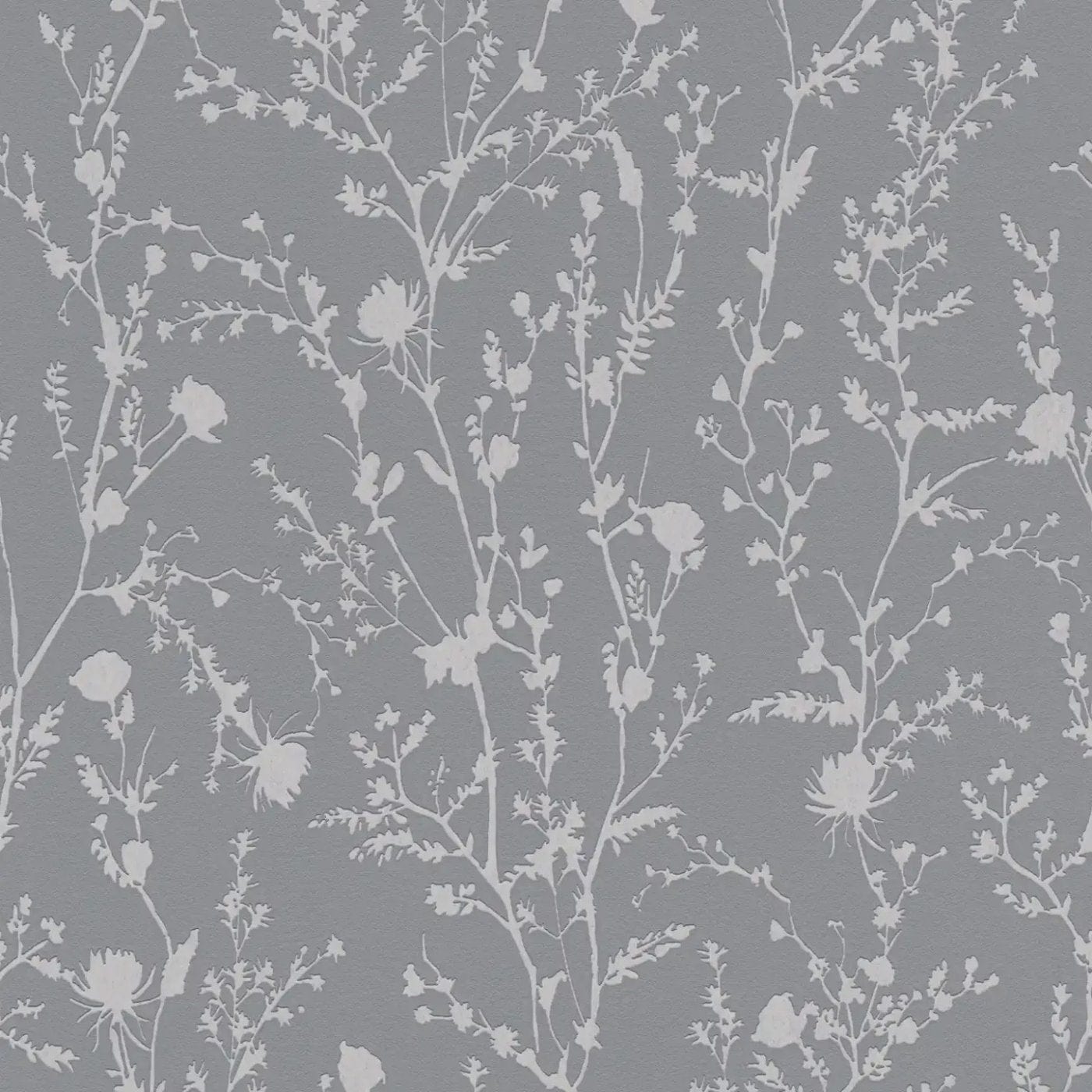 Tumši pelēkas ziedu tapetes ar drosmīgu akcentu izteiksmīgam interjeram