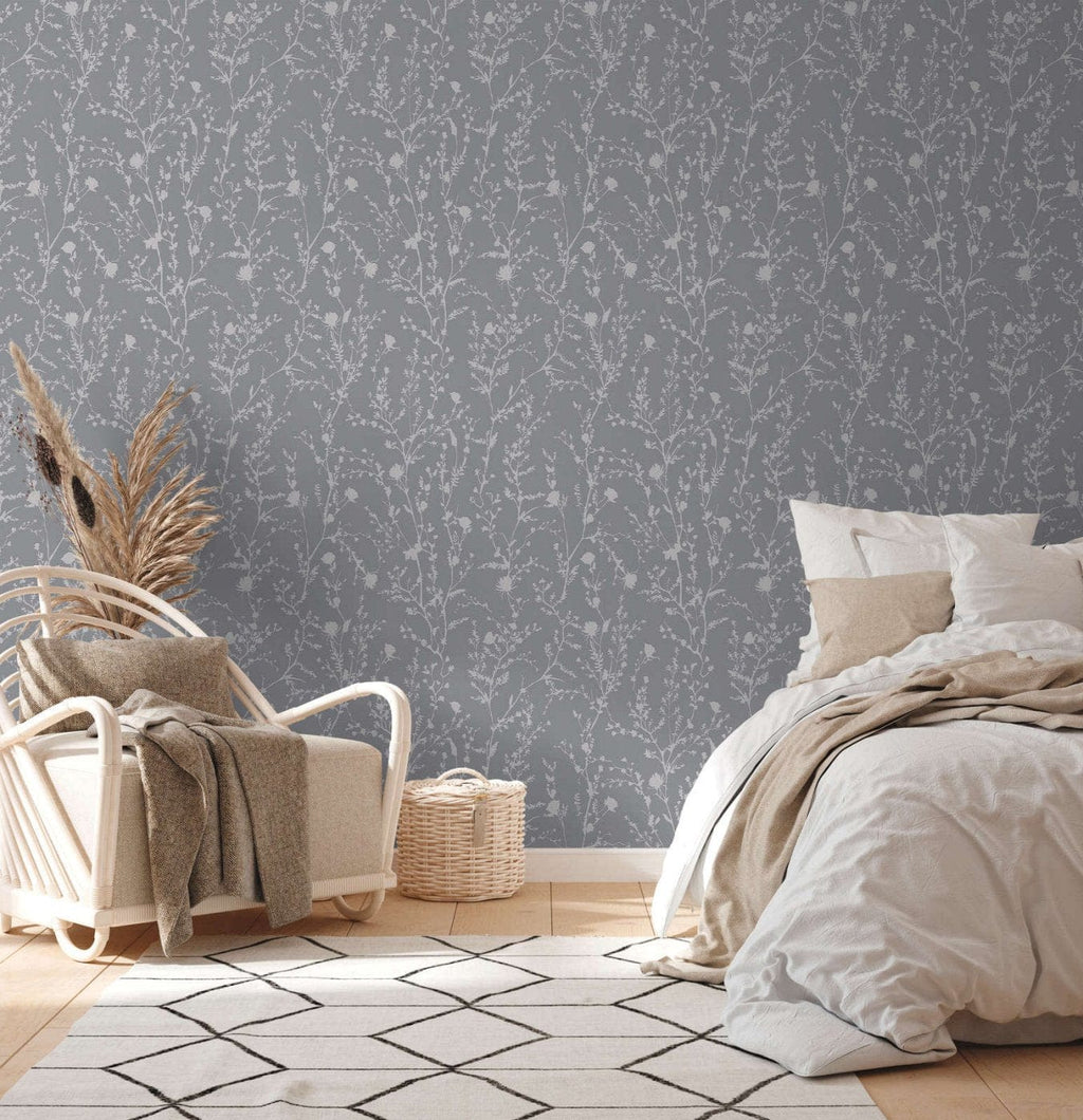 Tumši pelēkas ziedu tapetes ar drosmīgu akcentu izteiksmīgam interjeram