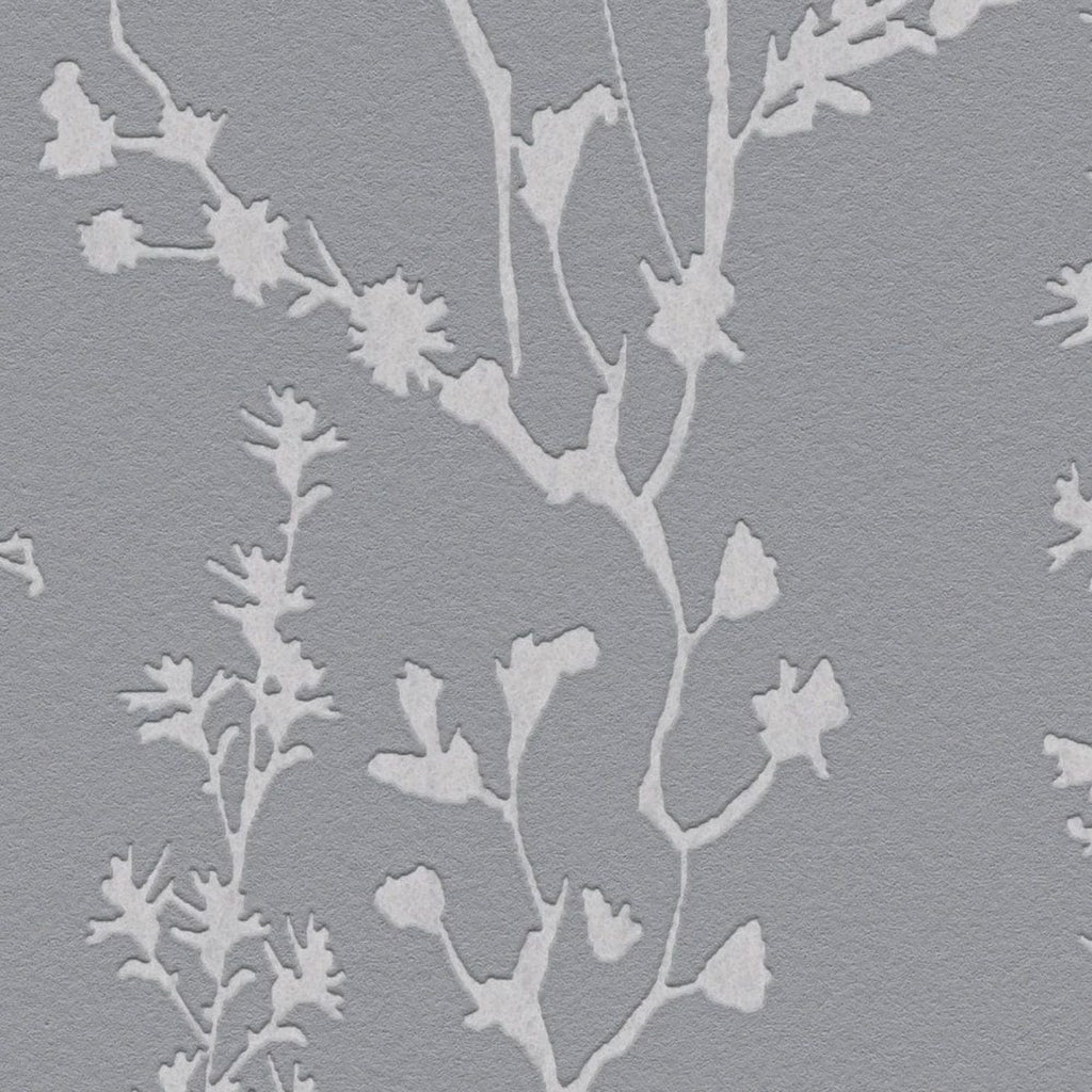 Tumši pelēkas ziedu tapetes ar drosmīgu akcentu izteiksmīgam interjeram