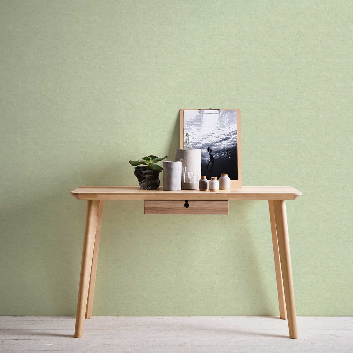 Zaļas tapetes ar lina faktūru dabīgiem un harmoniskiem sienu risinājumiem