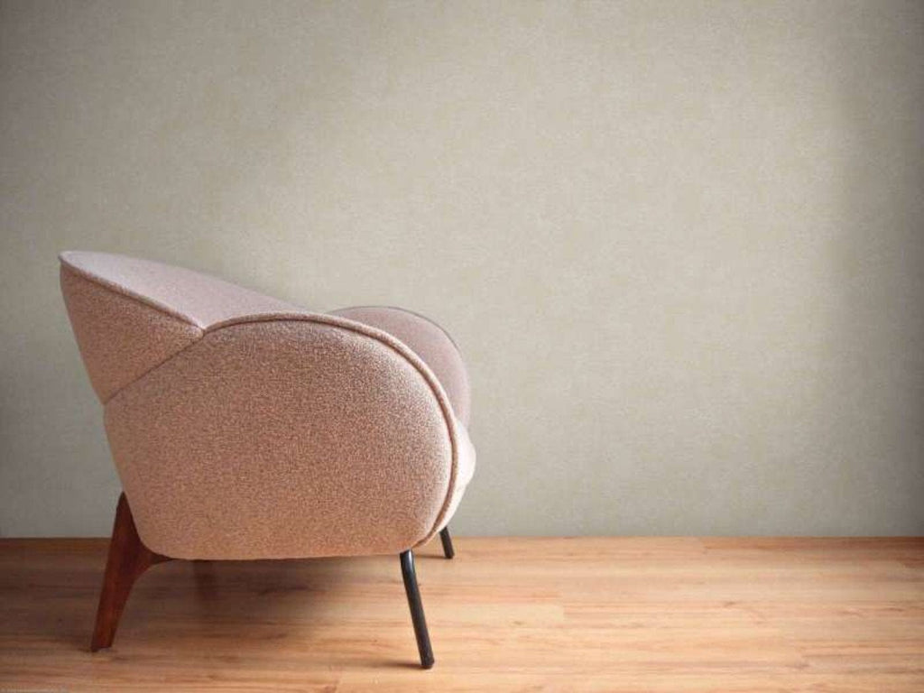 Bēšas tapetes ar matētu virsmu un harmonisku toni mājīgai sienu apdarei