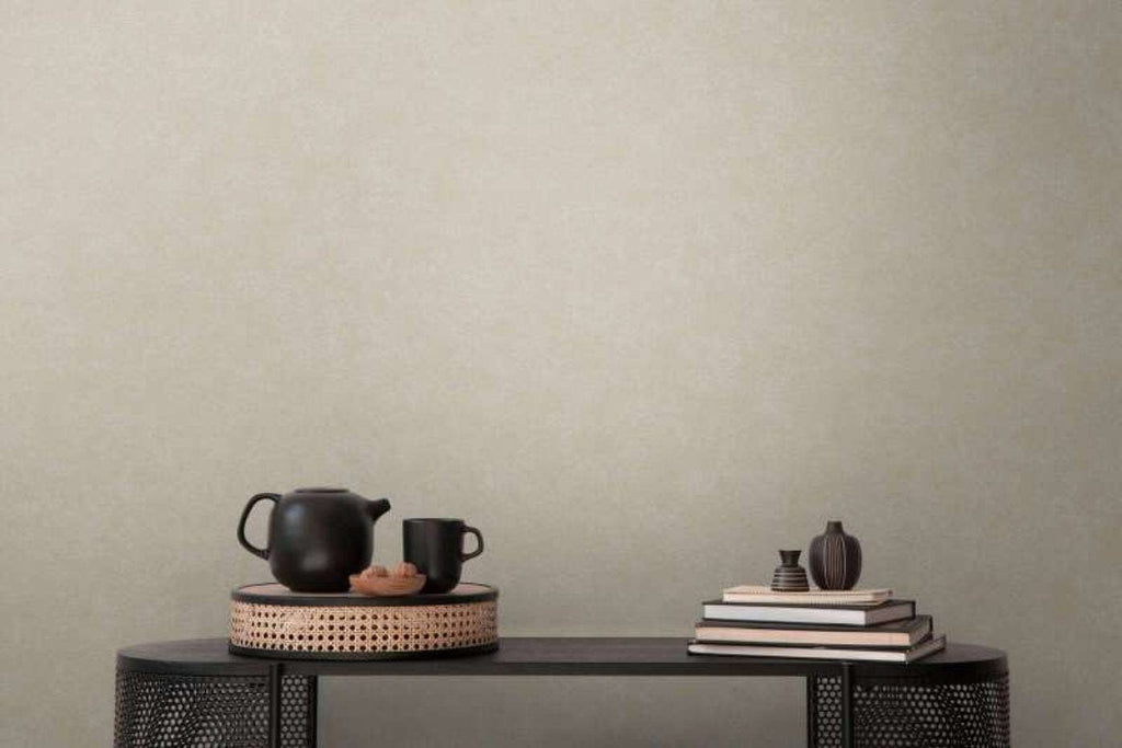 Bēšas tapetes ar matētu virsmu un harmonisku toni mājīgai sienu apdarei