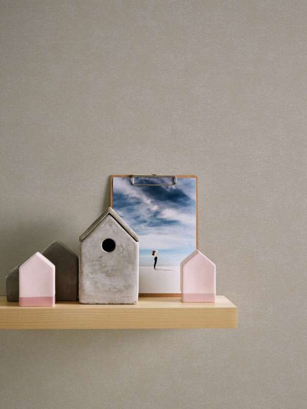 Bēšas tapetes ar matētu virsmu un harmonisku toni mājīgai sienu apdarei