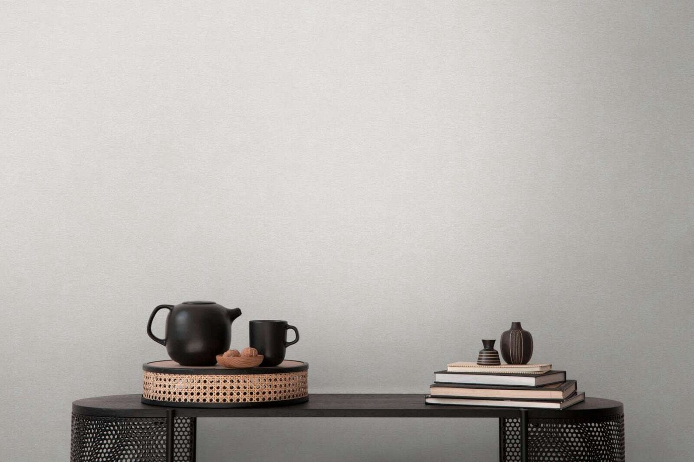 Gaiši pelēkas tapetes ar neitrālu tekstūras akcentu mūsdienīgam stilam