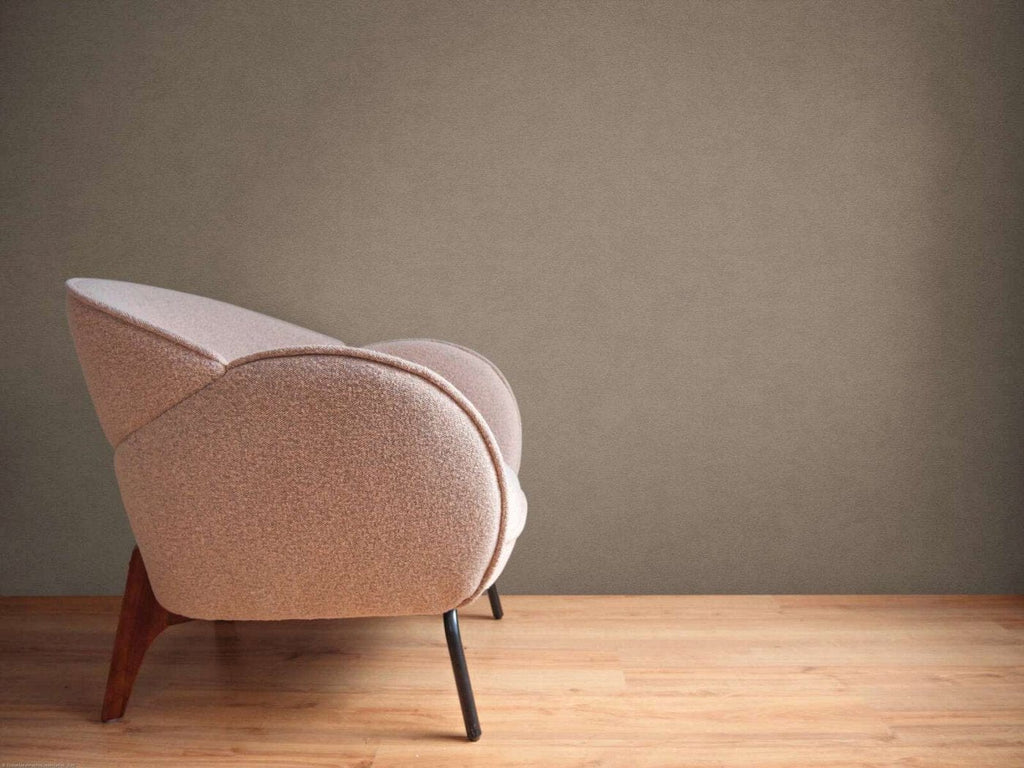 Brūnas tapetes ar tekstūru stabilam un siltam interjera pamata tonim