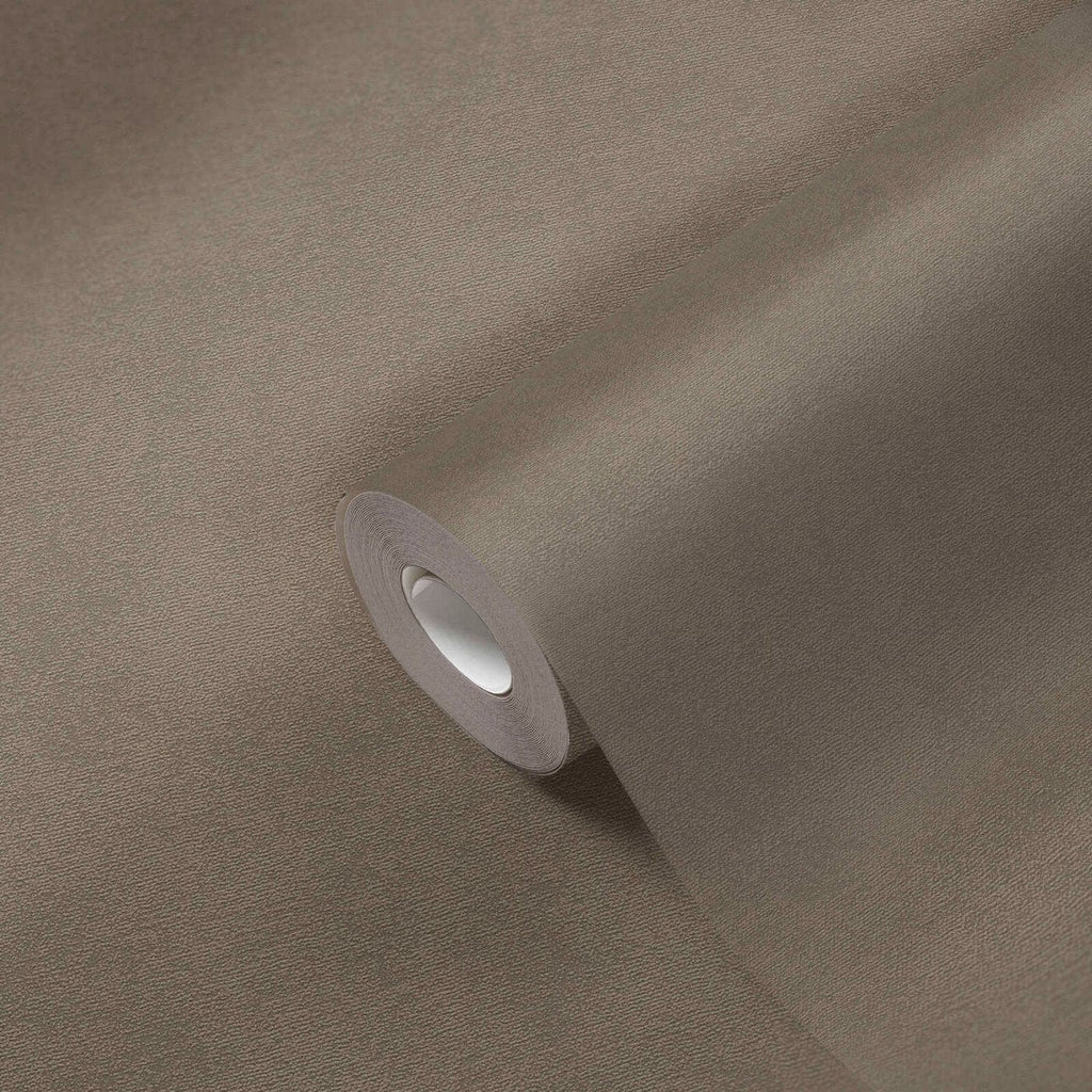 Brūnas tapetes ar tekstūru stabilam un siltam interjera pamata tonim