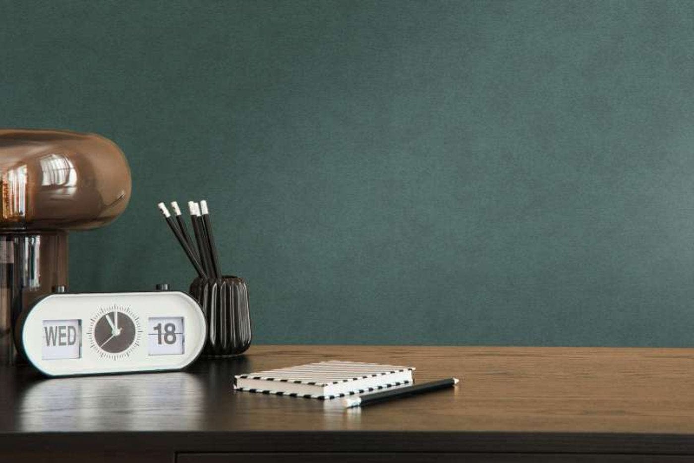 Tumši zaļas flizelīna tapetes ar dabisku tekstūru mierīgai telpas atmosfērai