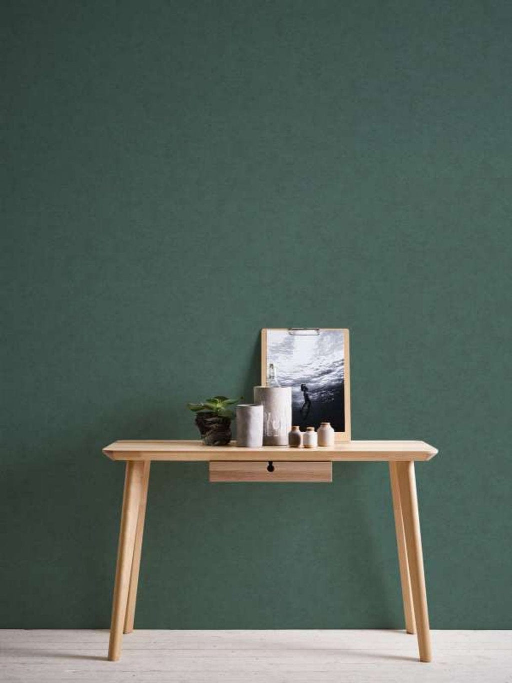 Tumši zaļas flizelīna tapetes ar dabisku tekstūru mierīgai telpas atmosfērai