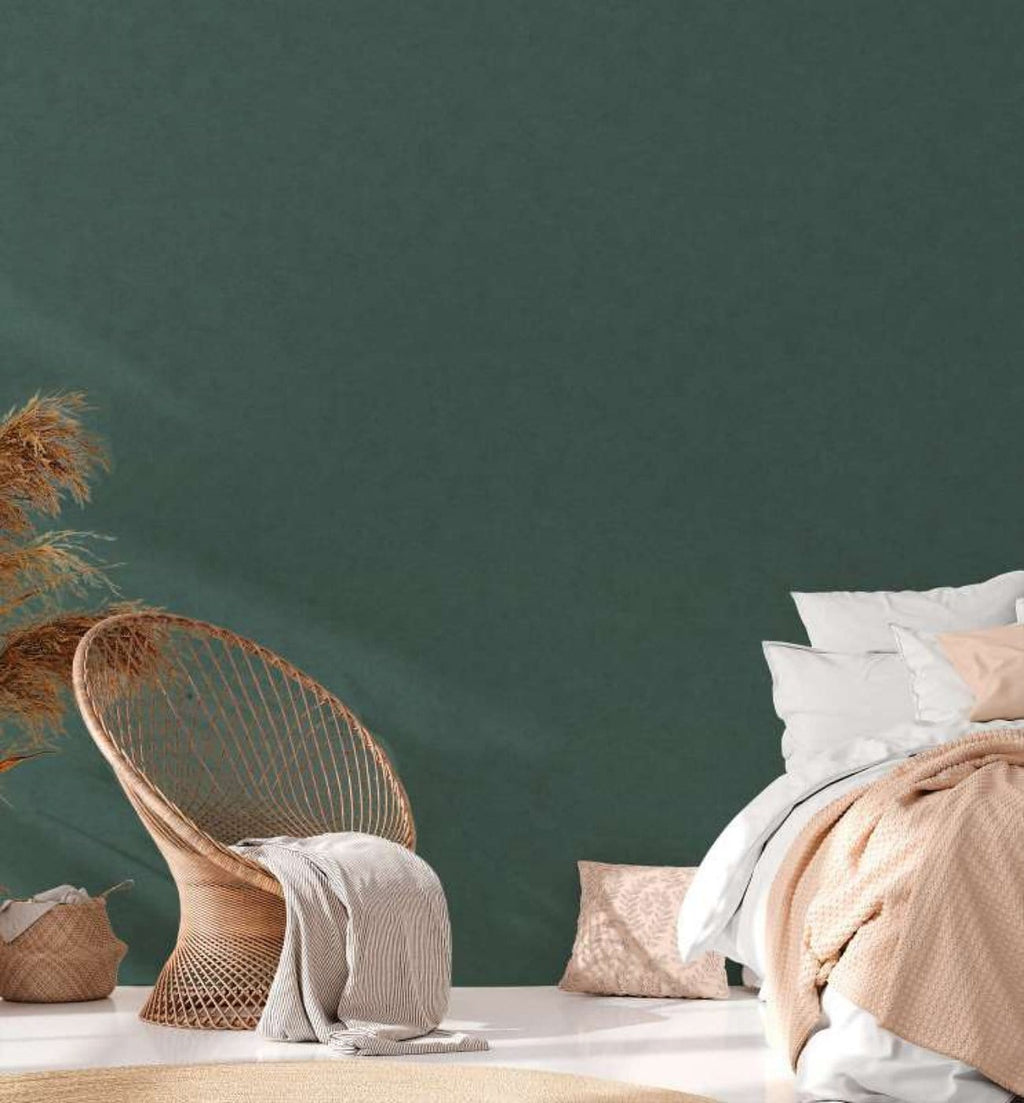 Tumši zaļas flizelīna tapetes ar dabisku tekstūru mierīgai telpas atmosfērai