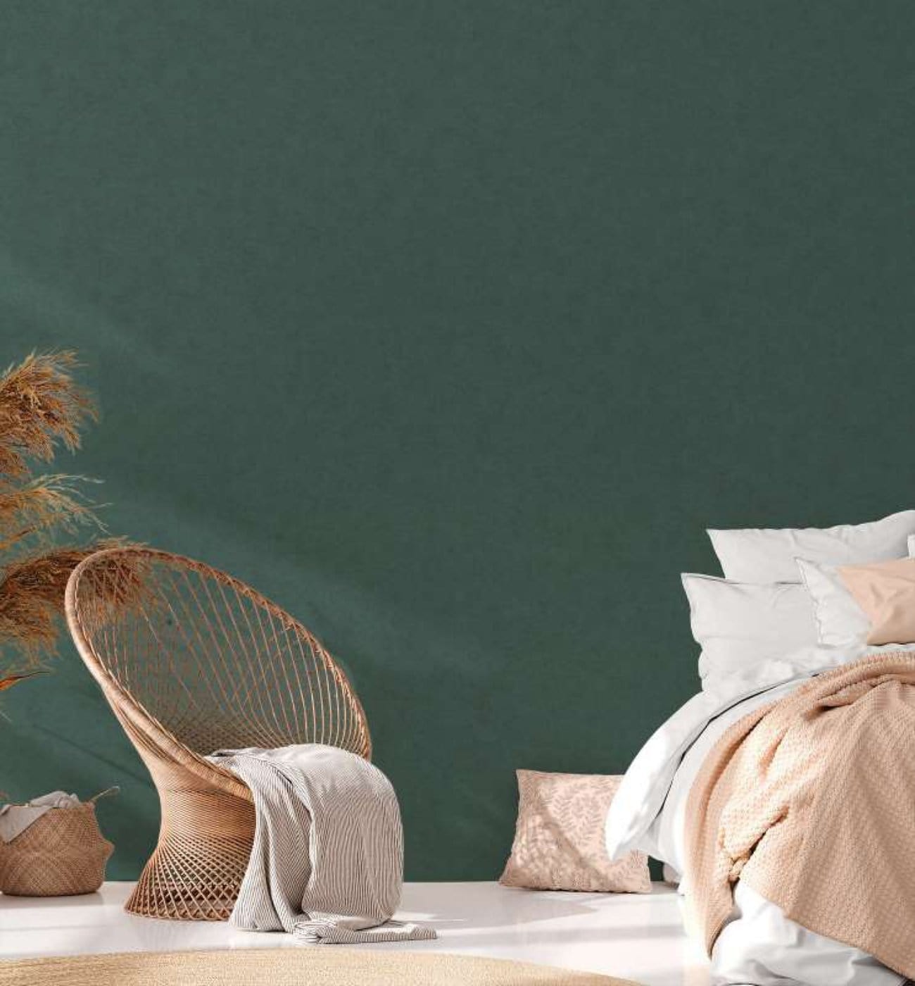 Tumši zaļas flizelīna tapetes ar dabisku tekstūru mierīgai telpas atmosfērai