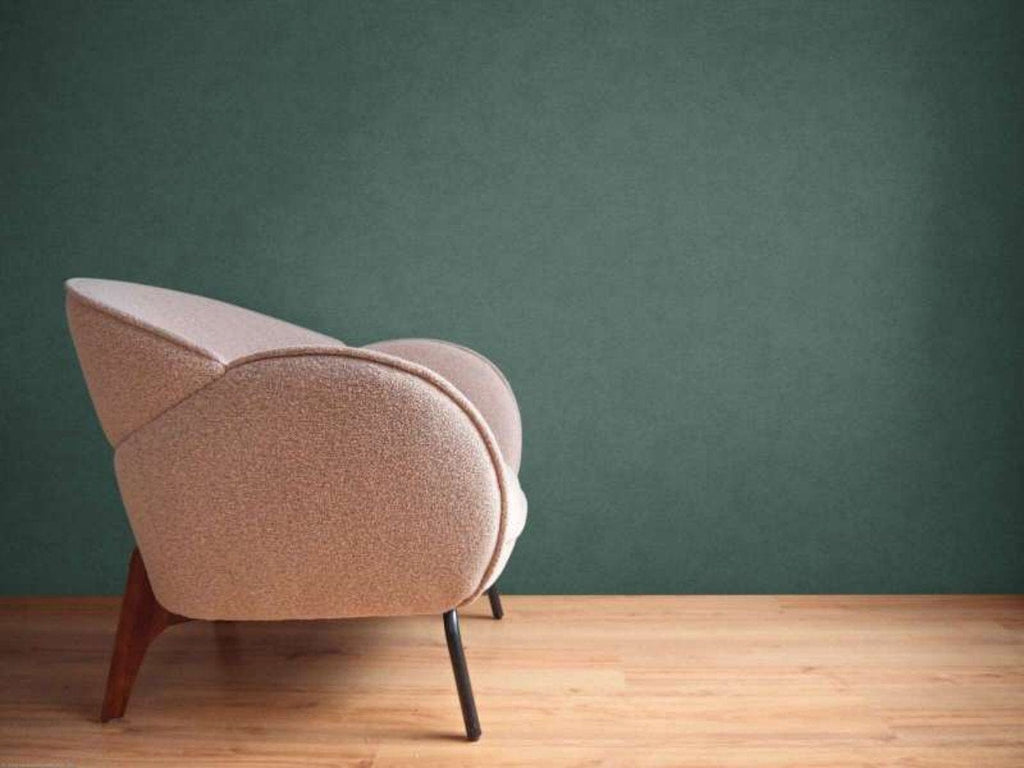 Tumši zaļas flizelīna tapetes ar dabisku tekstūru mierīgai telpas atmosfērai