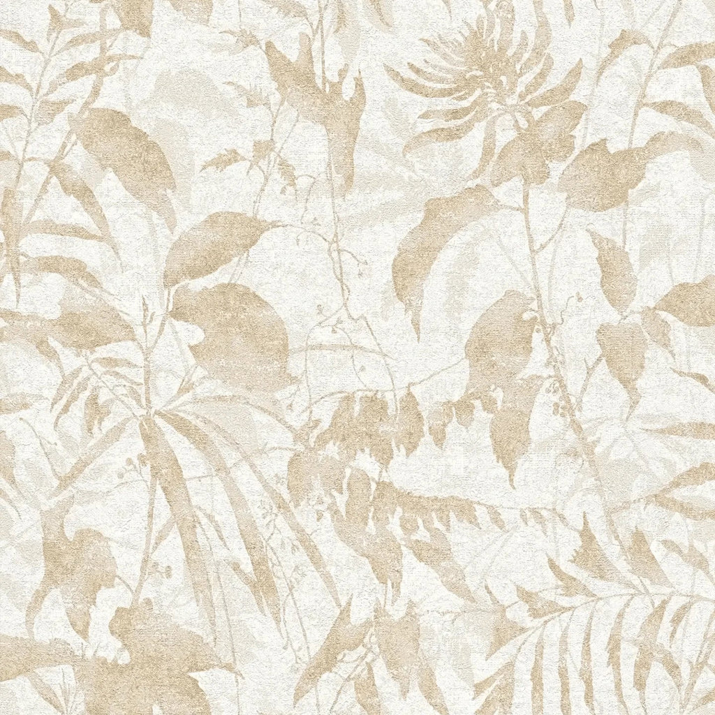 Maigas tapetes ar dabīgu lapu rakstu krēmkrāsas un bēšos toņos - istabas interjerā