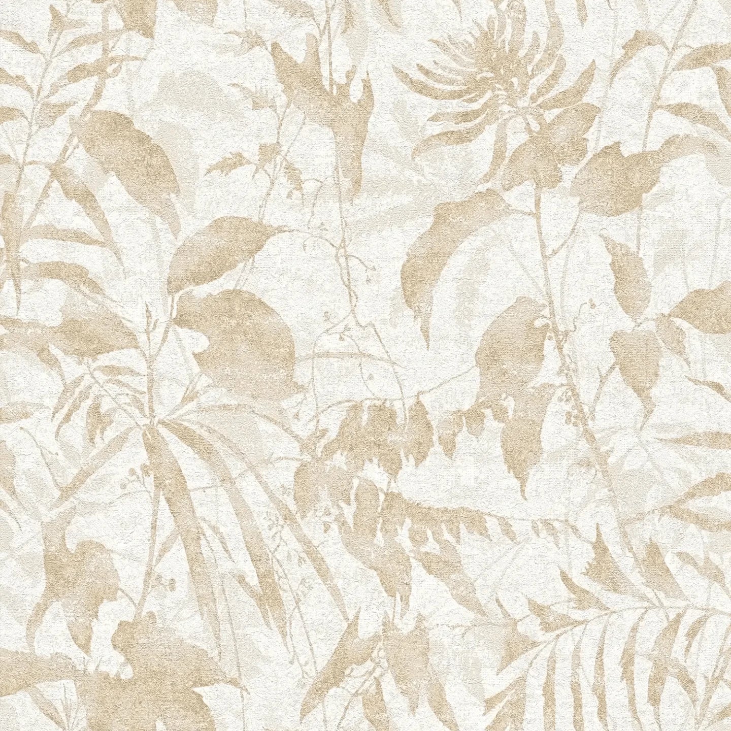 Maigas tapetes ar dabīgu lapu rakstu krēmkrāsas un bēšos toņos - istabas interjerā