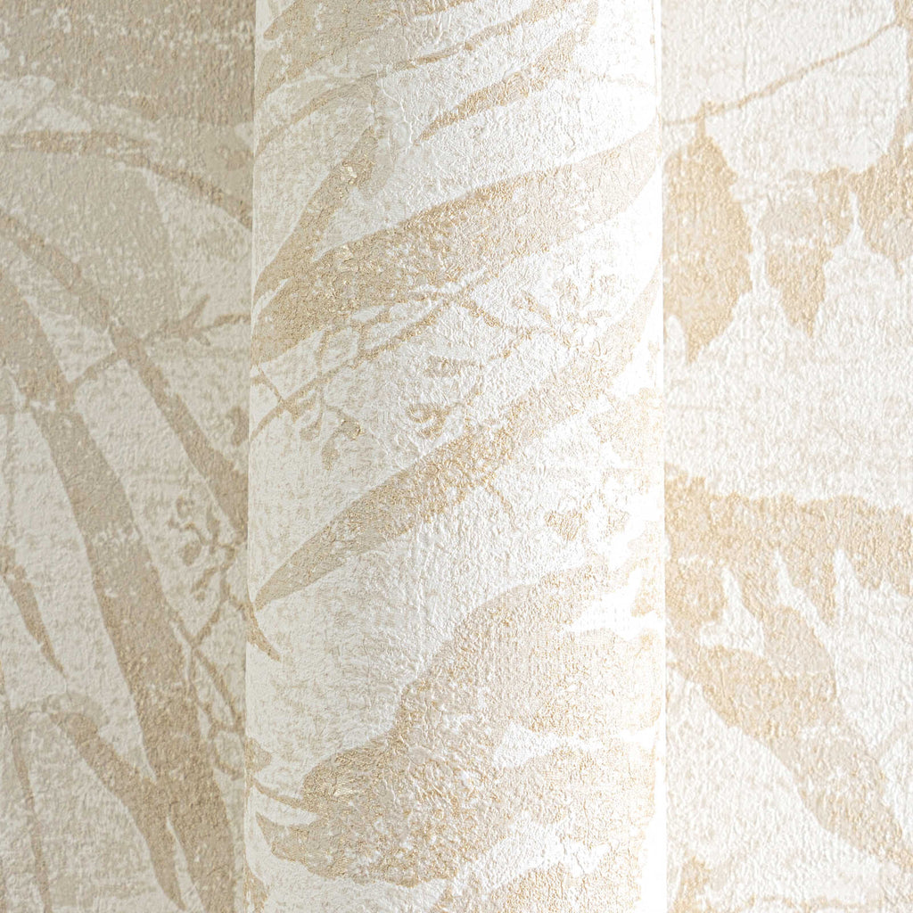 Maigas tapetes ar dabīgu lapu rakstu krēmkrāsas un bēšos toņos - kombinācija ar mebelēm