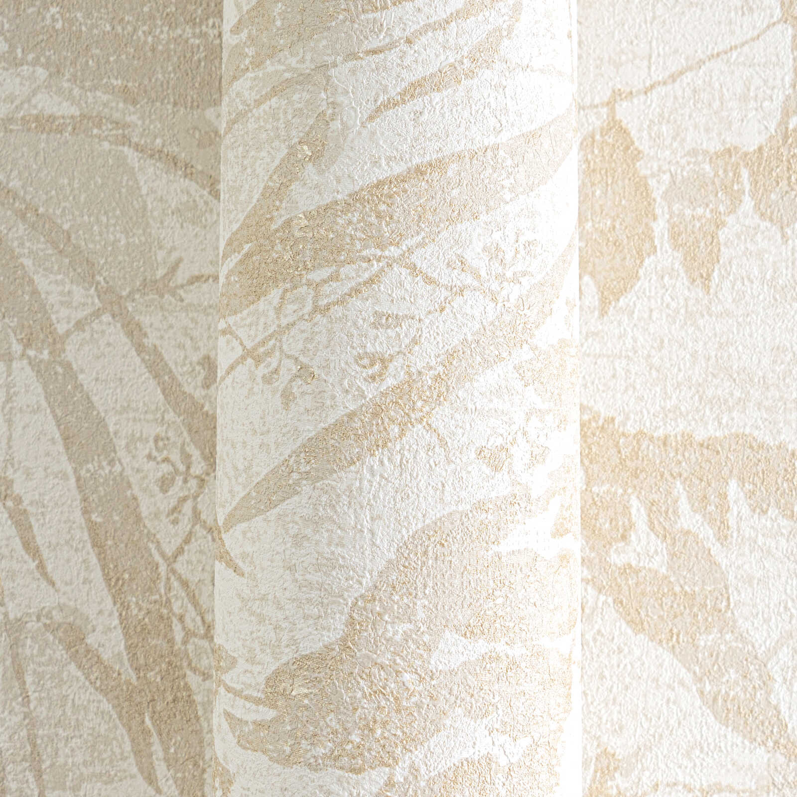 Maigas tapetes ar dabīgu lapu rakstu krēmkrāsas un bēšos toņos - kombinācija ar mebelēm