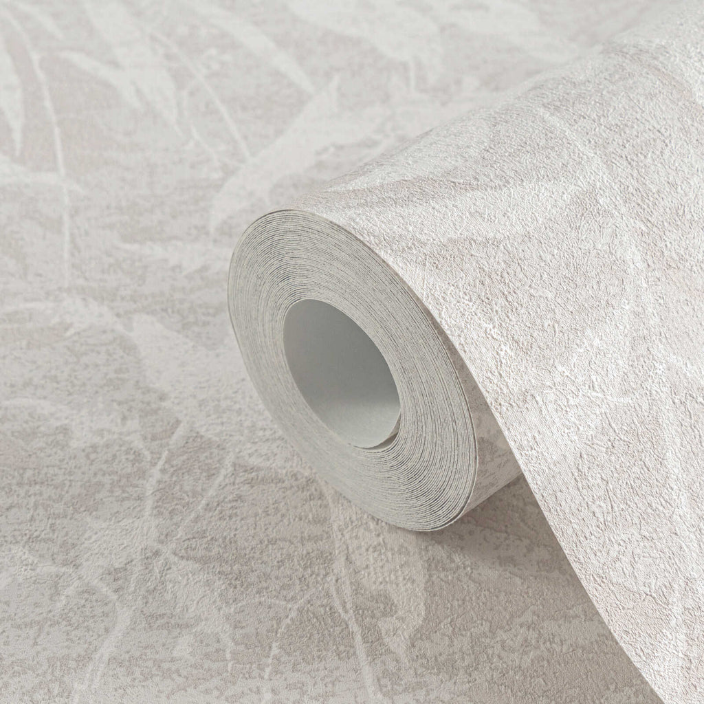 Pelēkas tapetes ar vieglu lapu motīvu un dabīgu tekstūru - istabas interjerā