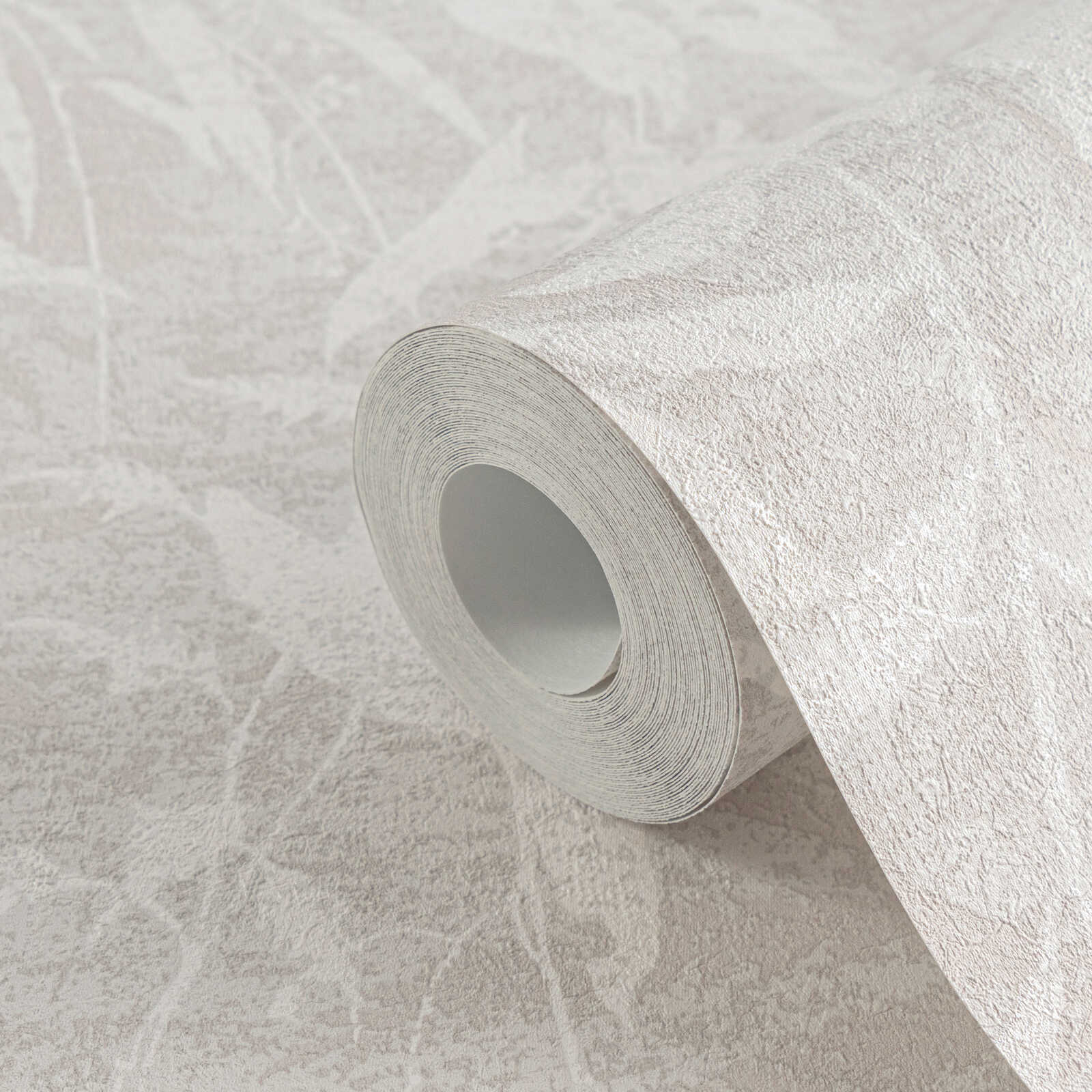 Pelēkas tapetes ar vieglu lapu motīvu un dabīgu tekstūru - istabas interjerā