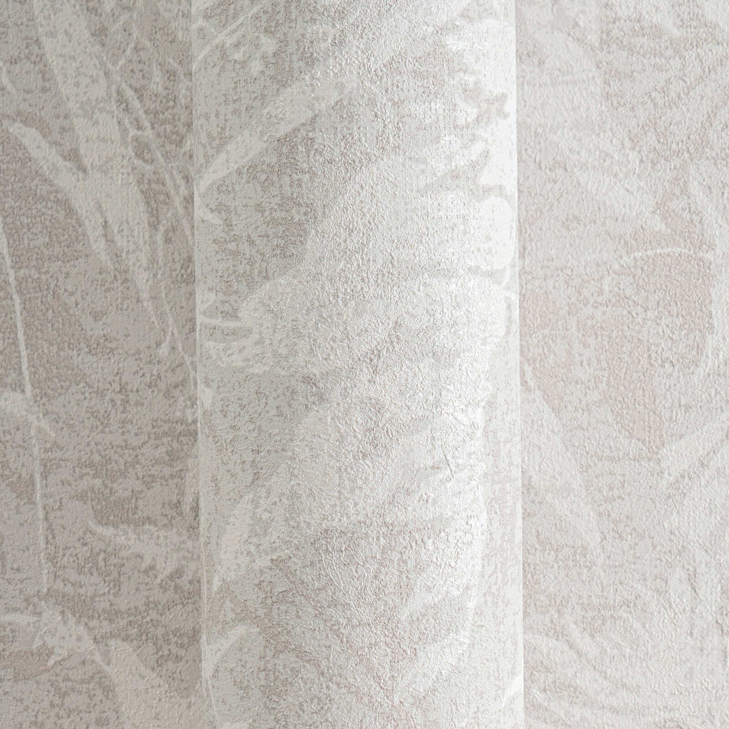 Pelēkas tapetes ar vieglu lapu motīvu un dabīgu tekstūru - viesistabas interjerā