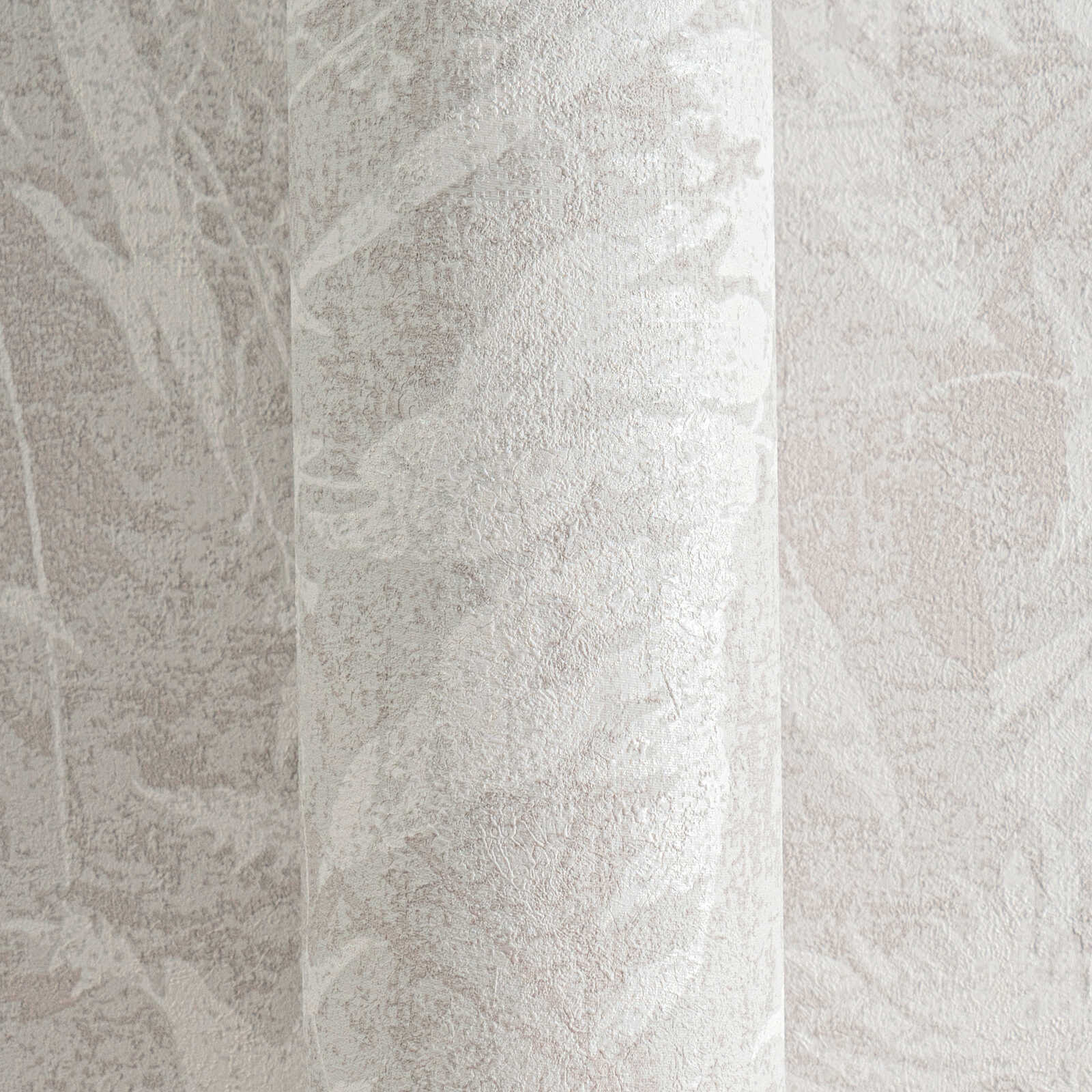 Pelēkas tapetes ar vieglu lapu motīvu un dabīgu tekstūru - viesistabas interjerā